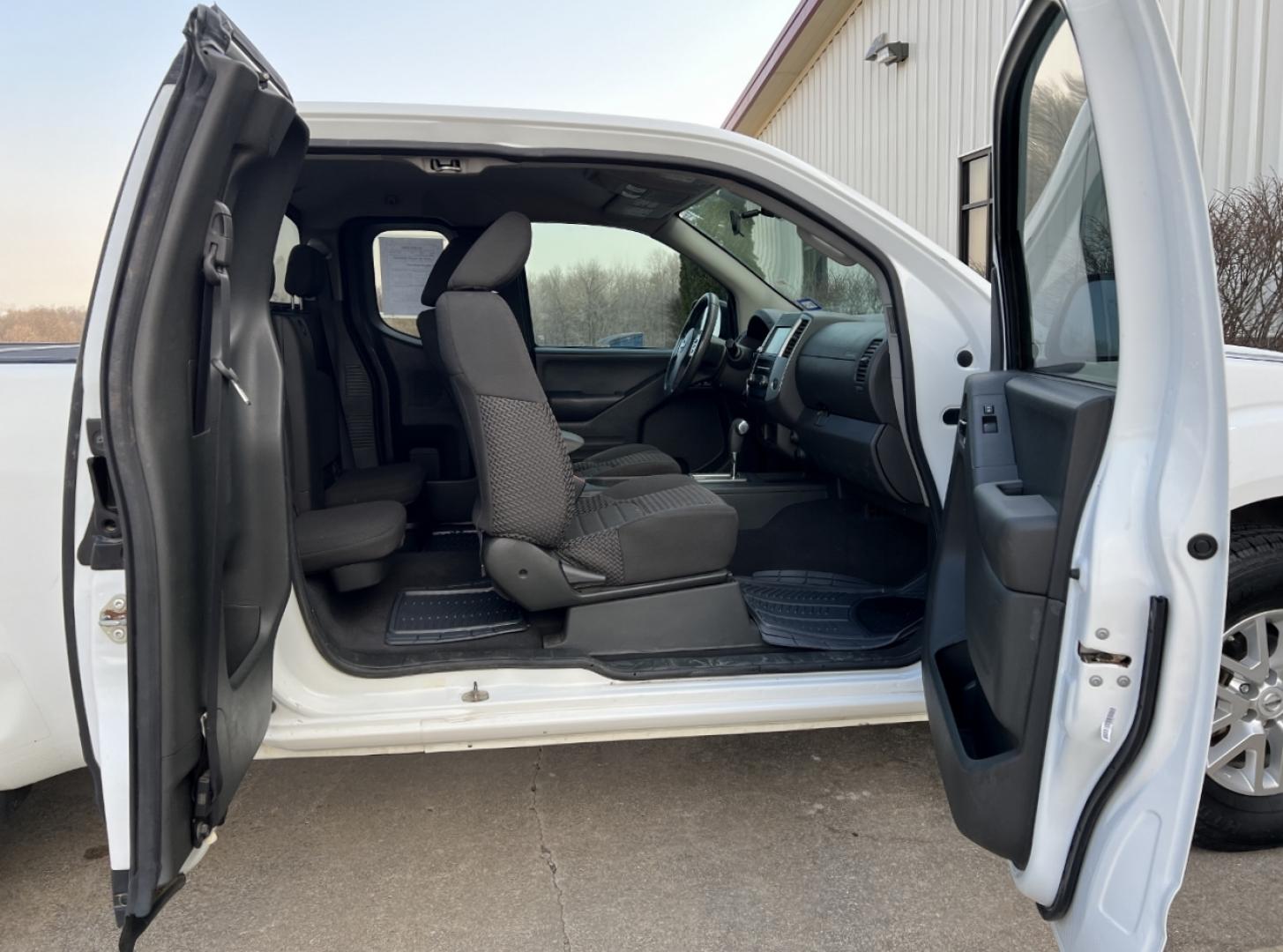 2019 WHITE /Black Cloth NISSAN FRONTIER SV (1N6BD0CT7KN) with an 2.5L 4 Cyl. engine, Automatic transmission, located at 2990 Old Orchard Rd., Jackson, MO, 63755, 37.354214, -89.612106 - 2019 Nissan Frontier SV Only 52xxx miles Rear Wheel Drive 2.5L 4 Cyl. Automatic Backup Camera Bluetooth Cruise Power Windows/Locks/Mirrors We have financing available and we accept trades! Fill out a credit application on our website or come by today! If you have any questions, give us a c - Photo#17
