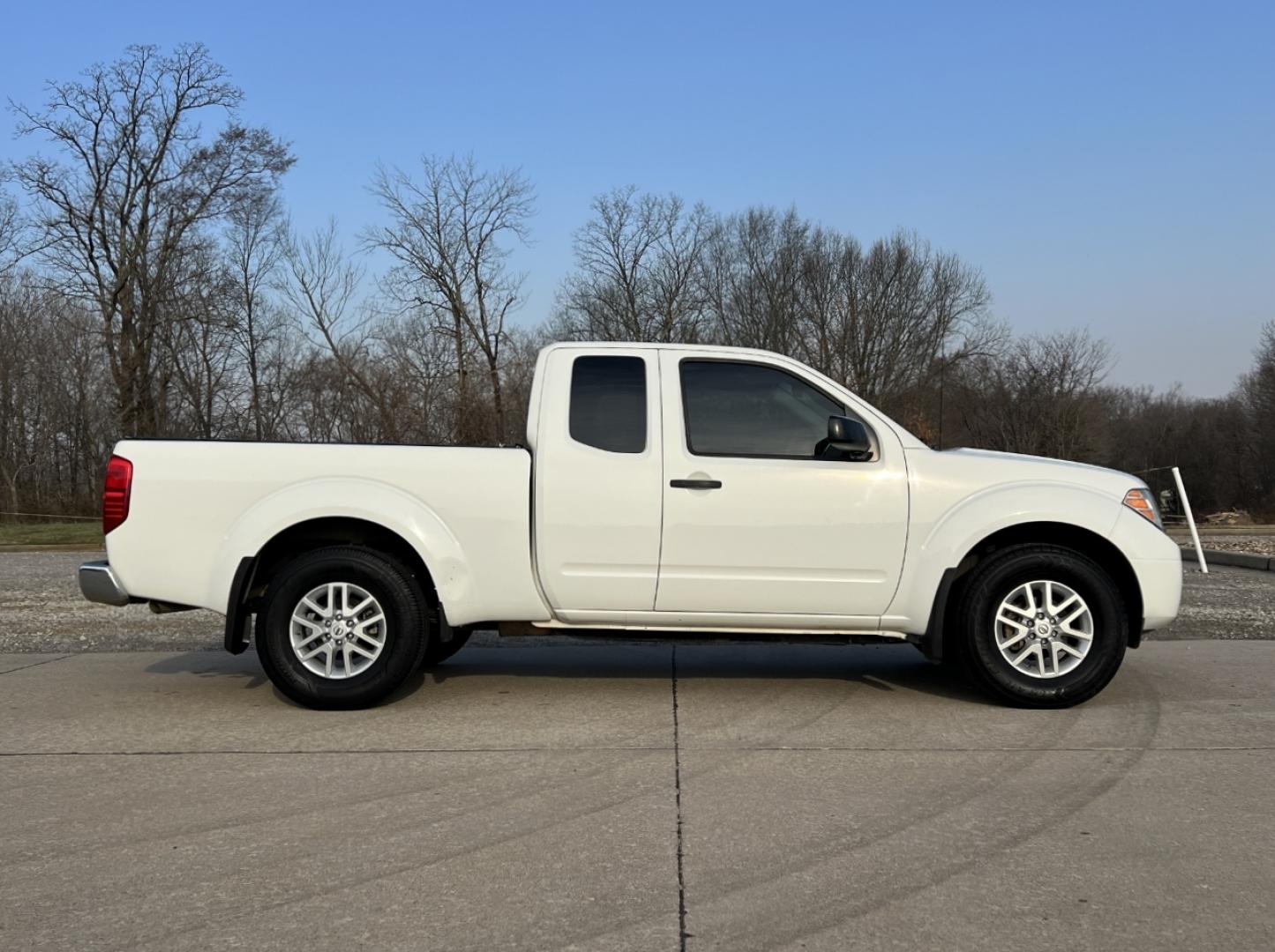 2019 WHITE /Black Cloth NISSAN FRONTIER SV (1N6BD0CT7KN) with an 2.5L 4 Cyl. engine, Automatic transmission, located at 2990 Old Orchard Rd., Jackson, MO, 63755, 37.354214, -89.612106 - 2019 Nissan Frontier SV Only 52xxx miles Rear Wheel Drive 2.5L 4 Cyl. Automatic Backup Camera Bluetooth Cruise Power Windows/Locks/Mirrors We have financing available and we accept trades! Fill out a credit application on our website or come by today! If you have any questions, give us a c - Photo#5
