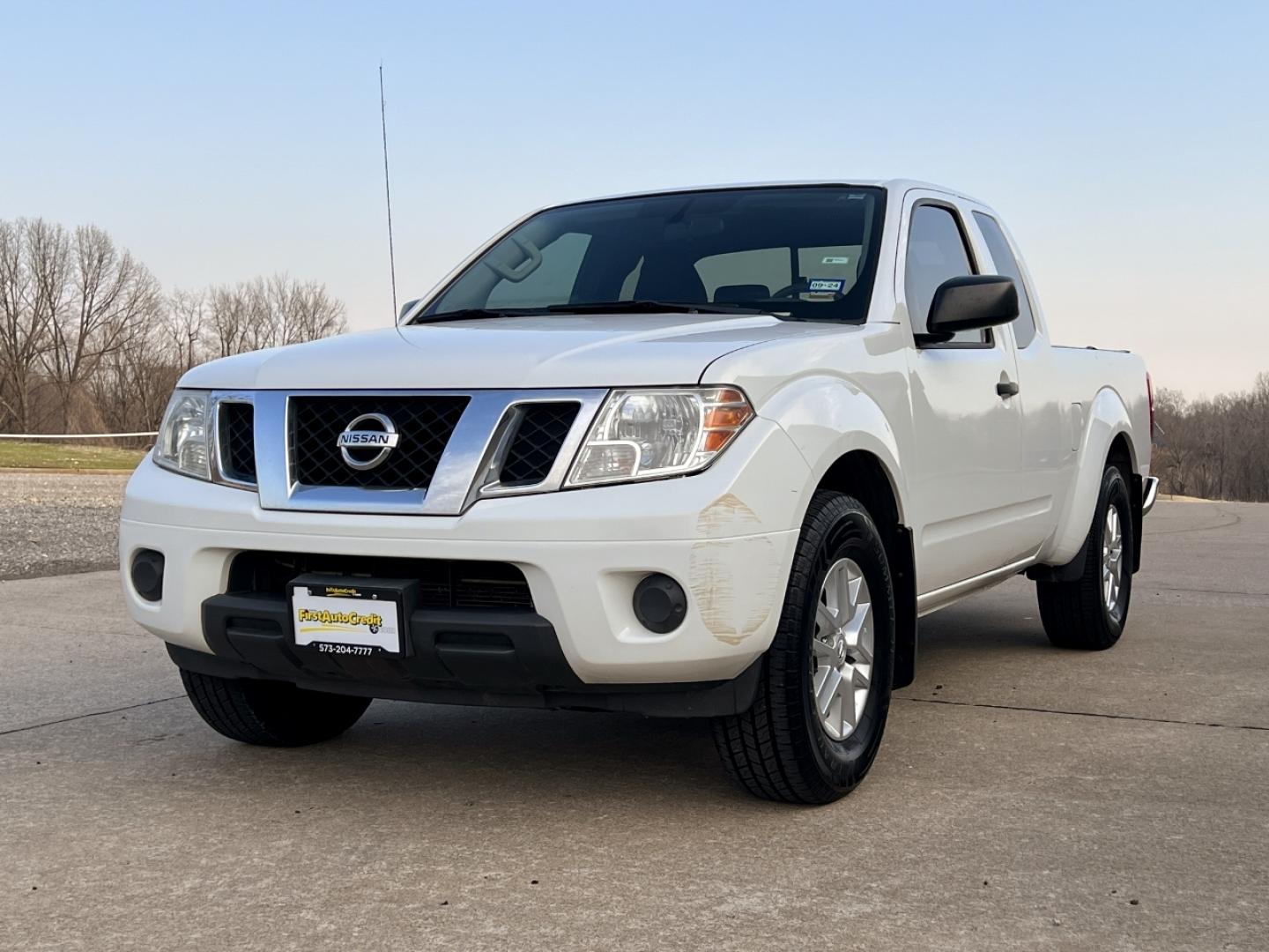 2019 WHITE /Black Cloth NISSAN FRONTIER SV (1N6BD0CT7KN) with an 2.5L 4 Cyl. engine, Automatic transmission, located at 2990 Old Orchard Rd., Jackson, MO, 63755, 37.354214, -89.612106 - 2019 Nissan Frontier SV Only 52xxx miles Rear Wheel Drive 2.5L 4 Cyl. Automatic Backup Camera Bluetooth Cruise Power Windows/Locks/Mirrors We have financing available and we accept trades! Fill out a credit application on our website or come by today! If you have any questions, give us a c - Photo#3