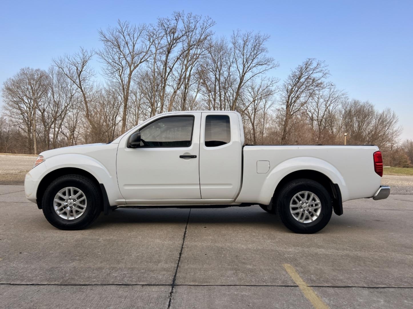 2019 WHITE /Black Cloth NISSAN FRONTIER SV (1N6BD0CT7KN) with an 2.5L 4 Cyl. engine, Automatic transmission, located at 2990 Old Orchard Rd., Jackson, MO, 63755, 37.354214, -89.612106 - 2019 Nissan Frontier SV Only 52xxx miles Rear Wheel Drive 2.5L 4 Cyl. Automatic Backup Camera Bluetooth Cruise Power Windows/Locks/Mirrors We have financing available and we accept trades! Fill out a credit application on our website or come by today! If you have any questions, give us a c - Photo#4
