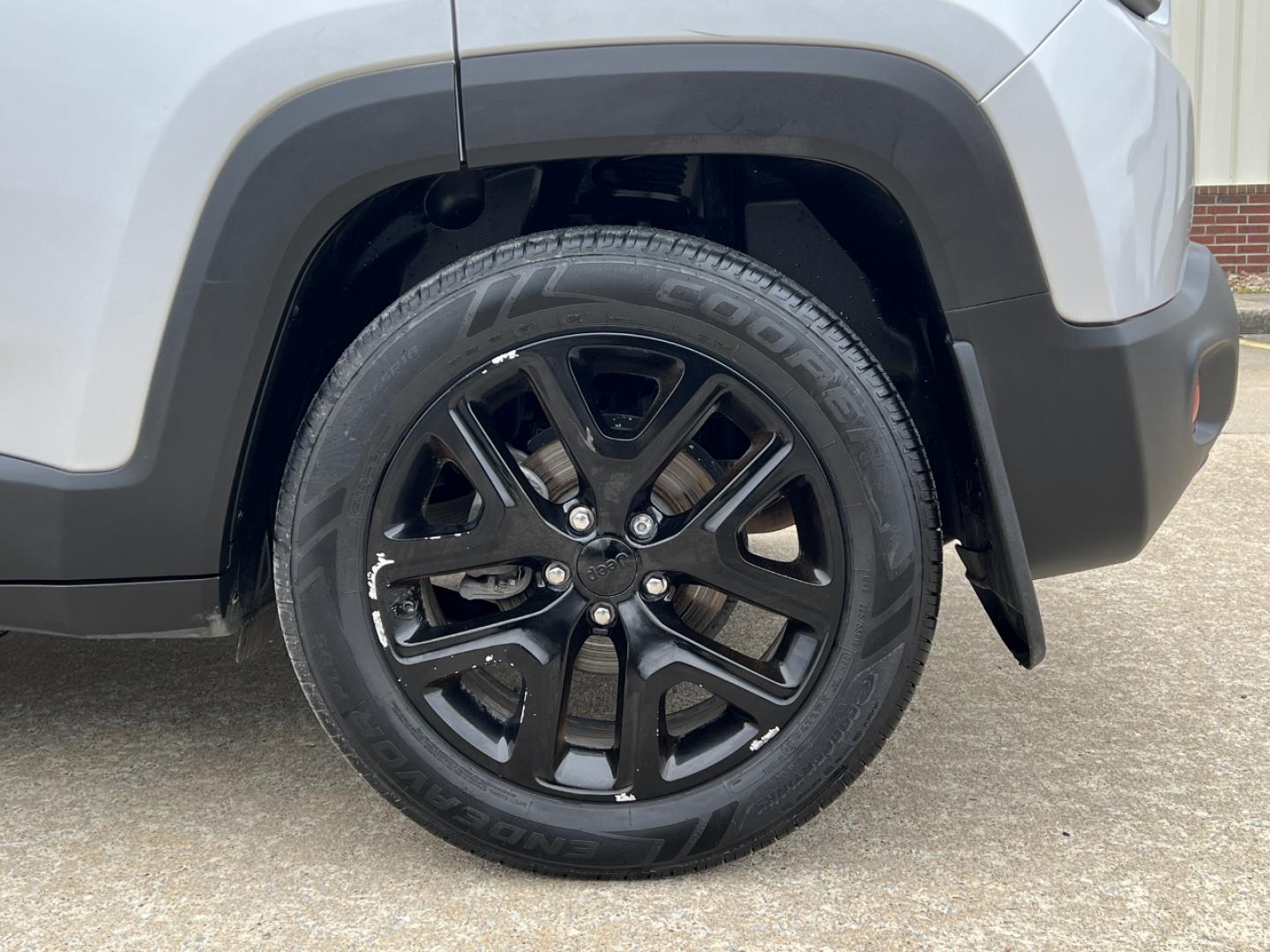 2019 SILVER /Black Cloth JEEP RENEGADE LATITUDE (ZACNJABB5KP) with an 2.4L 4 Cyl. engine, Automatic transmission, located at 2990 Old Orchard Rd., Jackson, MO, 63755, 37.354214, -89.612106 - 2019 Jeep Renegade Latitude 75xxx miles Front Wheel Drive 2.4L 4 Cyl. Automatic Backup Camera Bluetooth Cruise Power Windows/Locks/Mirrors We have financing available and we accept trades! Fill out a credit application on our website or come by today! If you have any questions, give us a c - Photo#31