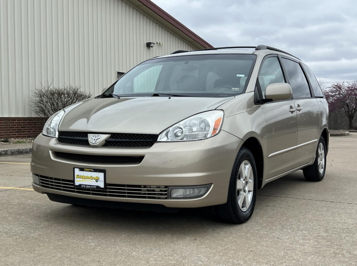 2004 GOLD /Tan Cloth TOYOTA SIENNA XLE (5TDZA22C94S) with an 3.3L V6 engine, Automatic transmission, located at 506 S. Kingshighway, Cape Girardeau, MO, 63703, 37.294994, -89.556206 - 2004 Toyota Sienna XLE 176xxx miles Front Wheel Drive 3.3L V6 Automatic 3rd Row Power Driver Seat Sunroof Cruise Power Windows/Locks/Mirrors We have financing available and we accept trades! Fill out a credit application on our website or come by today! If you have any questions, give us - Photo#4