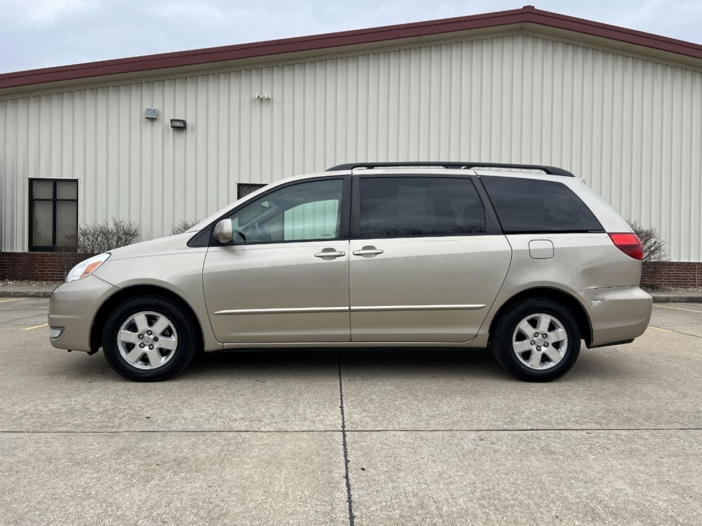 2004 GOLD /Tan Cloth TOYOTA SIENNA XLE (5TDZA22C94S) with an 3.3L V6 engine, Automatic transmission, located at 506 S. Kingshighway, Cape Girardeau, MO, 63703, 37.294994, -89.556206 - 2004 Toyota Sienna XLE 176xxx miles Front Wheel Drive 3.3L V6 Automatic 3rd Row Power Driver Seat Sunroof Cruise Power Windows/Locks/Mirrors We have financing available and we accept trades! Fill out a credit application on our website or come by today! If you have any questions, give us - Photo#5