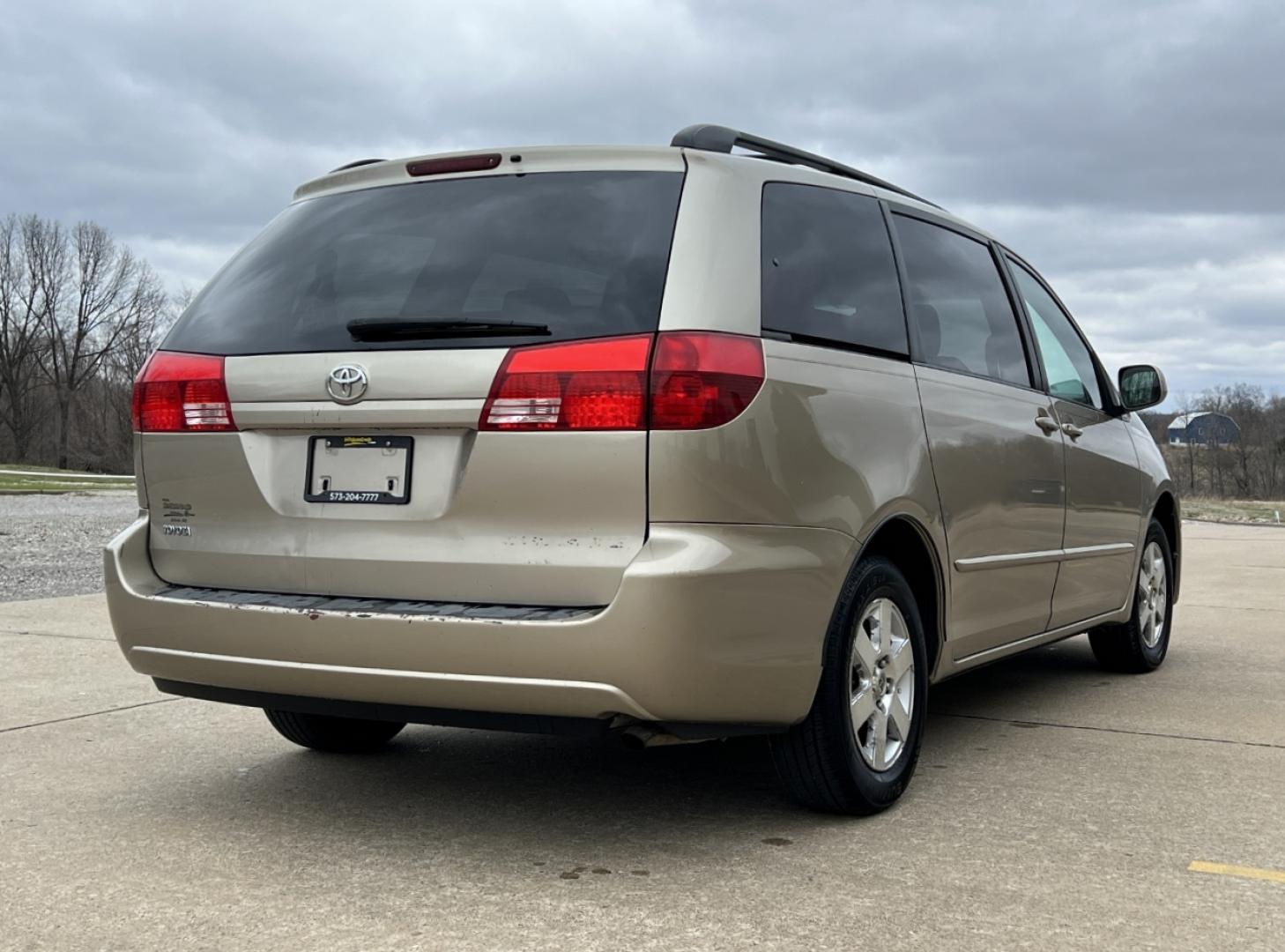 2004 GOLD /Tan Cloth TOYOTA SIENNA XLE (5TDZA22C94S) with an 3.3L V6 engine, Automatic transmission, located at 506 S. Kingshighway, Cape Girardeau, MO, 63703, 37.294994, -89.556206 - 2004 Toyota Sienna XLE 176xxx miles Front Wheel Drive 3.3L V6 Automatic 3rd Row Power Driver Seat Sunroof Cruise Power Windows/Locks/Mirrors We have financing available and we accept trades! Fill out a credit application on our website or come by today! If you have any questions, give us - Photo#7