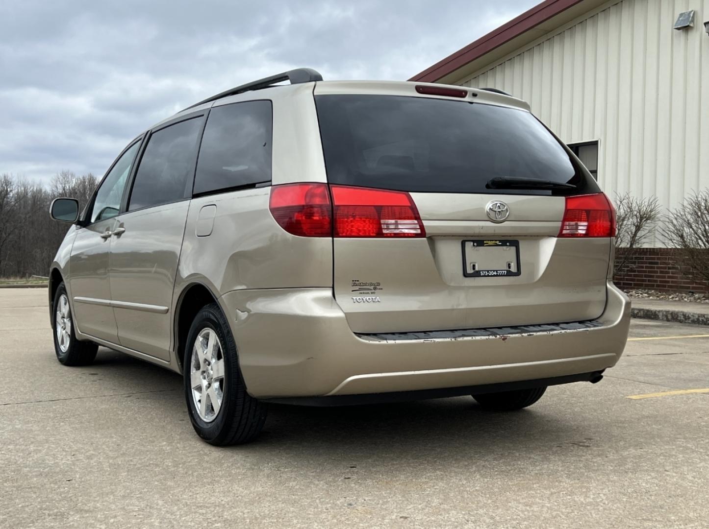 2004 GOLD /Tan Cloth TOYOTA SIENNA XLE (5TDZA22C94S) with an 3.3L V6 engine, Automatic transmission, located at 506 S. Kingshighway, Cape Girardeau, MO, 63703, 37.294994, -89.556206 - 2004 Toyota Sienna XLE 176xxx miles Front Wheel Drive 3.3L V6 Automatic 3rd Row Power Driver Seat Sunroof Cruise Power Windows/Locks/Mirrors We have financing available and we accept trades! Fill out a credit application on our website or come by today! If you have any questions, give us - Photo#8