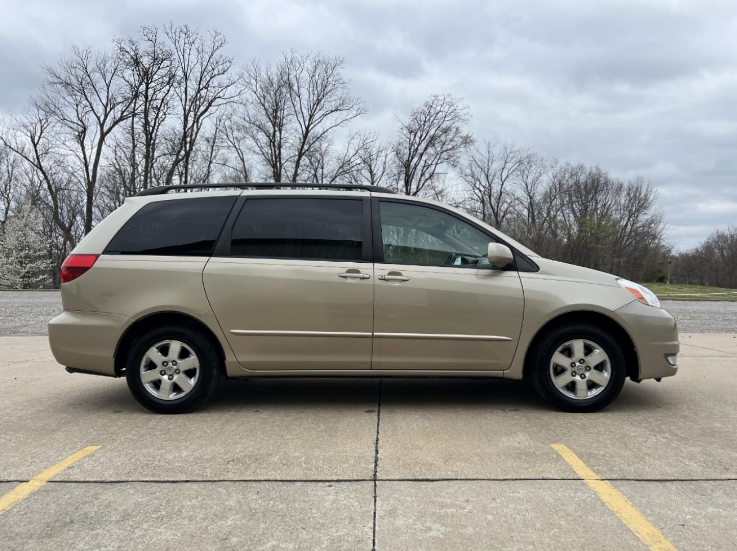 2004 GOLD /Tan Cloth TOYOTA SIENNA XLE (5TDZA22C94S) with an 3.3L V6 engine, Automatic transmission, located at 506 S. Kingshighway, Cape Girardeau, MO, 63703, 37.294994, -89.556206 - 2004 Toyota Sienna XLE 176xxx miles Front Wheel Drive 3.3L V6 Automatic 3rd Row Power Driver Seat Sunroof Cruise Power Windows/Locks/Mirrors We have financing available and we accept trades! Fill out a credit application on our website or come by today! If you have any questions, give us - Photo#6