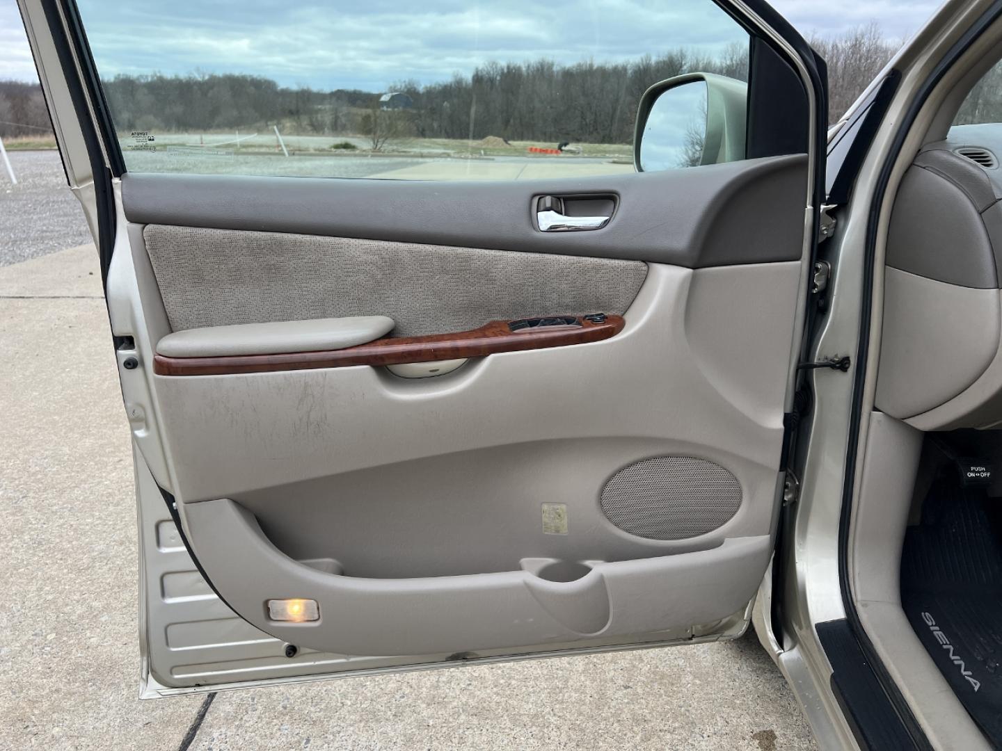 2004 GOLD /Tan Cloth TOYOTA SIENNA XLE (5TDZA22C94S) with an 3.3L V6 engine, Automatic transmission, located at 506 S. Kingshighway, Cape Girardeau, MO, 63703, 37.294994, -89.556206 - 2004 Toyota Sienna XLE 176xxx miles Front Wheel Drive 3.3L V6 Automatic 3rd Row Power Driver Seat Sunroof Cruise Power Windows/Locks/Mirrors We have financing available and we accept trades! Fill out a credit application on our website or come by today! If you have any questions, give us - Photo#11