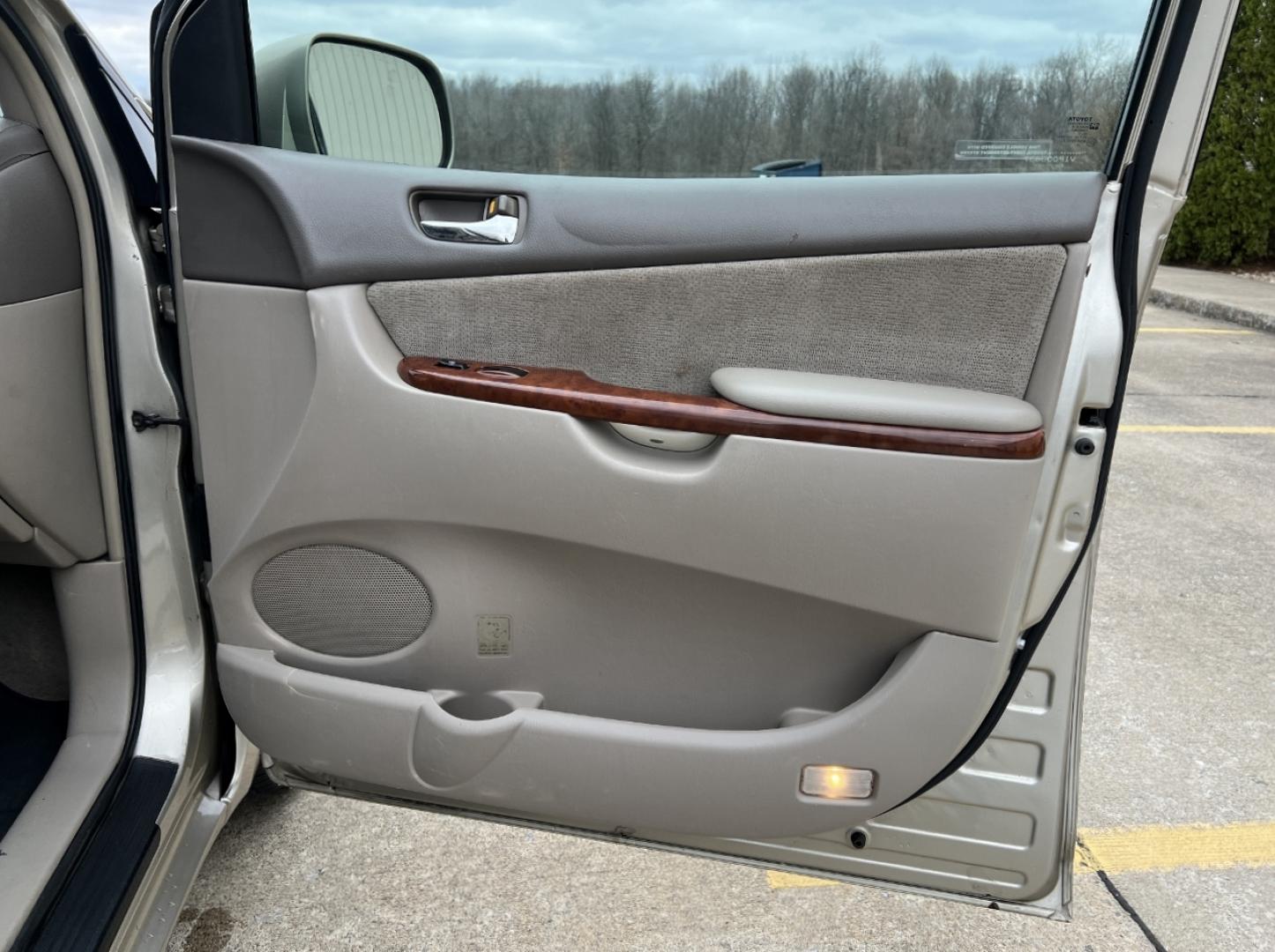 2004 GOLD /Tan Cloth TOYOTA SIENNA XLE (5TDZA22C94S) with an 3.3L V6 engine, Automatic transmission, located at 506 S. Kingshighway, Cape Girardeau, MO, 63703, 37.294994, -89.556206 - 2004 Toyota Sienna XLE 176xxx miles Front Wheel Drive 3.3L V6 Automatic 3rd Row Power Driver Seat Sunroof Cruise Power Windows/Locks/Mirrors We have financing available and we accept trades! Fill out a credit application on our website or come by today! If you have any questions, give us - Photo#13