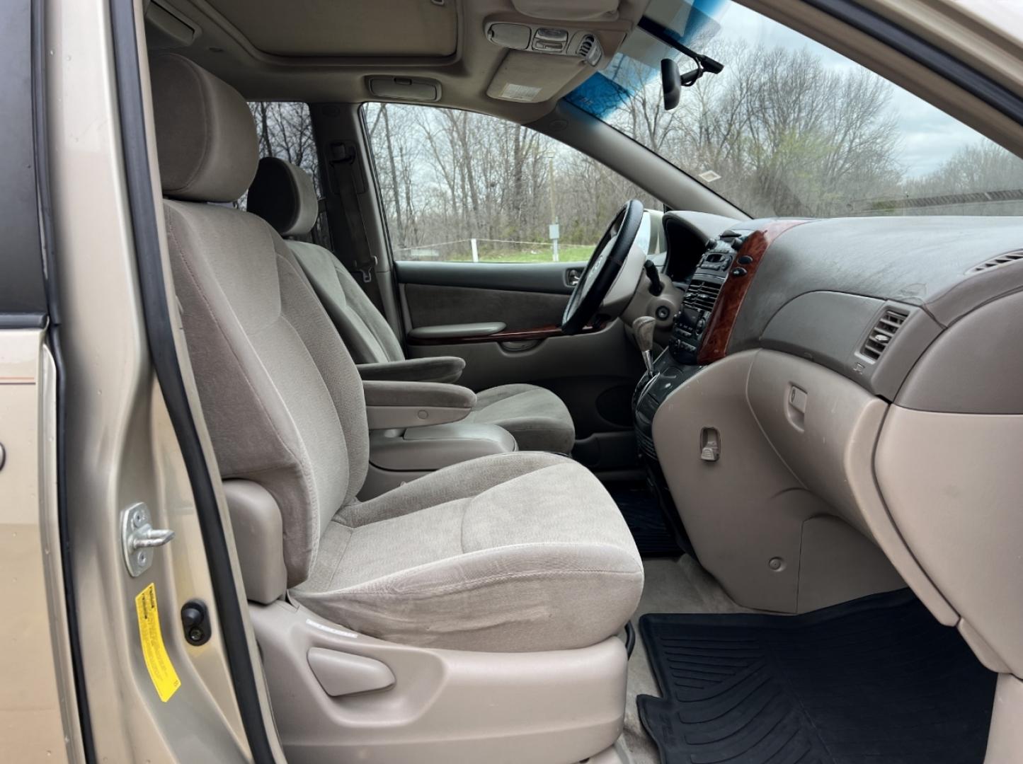 2004 GOLD /Tan Cloth TOYOTA SIENNA XLE (5TDZA22C94S) with an 3.3L V6 engine, Automatic transmission, located at 506 S. Kingshighway, Cape Girardeau, MO, 63703, 37.294994, -89.556206 - 2004 Toyota Sienna XLE 176xxx miles Front Wheel Drive 3.3L V6 Automatic 3rd Row Power Driver Seat Sunroof Cruise Power Windows/Locks/Mirrors We have financing available and we accept trades! Fill out a credit application on our website or come by today! If you have any questions, give us - Photo#14