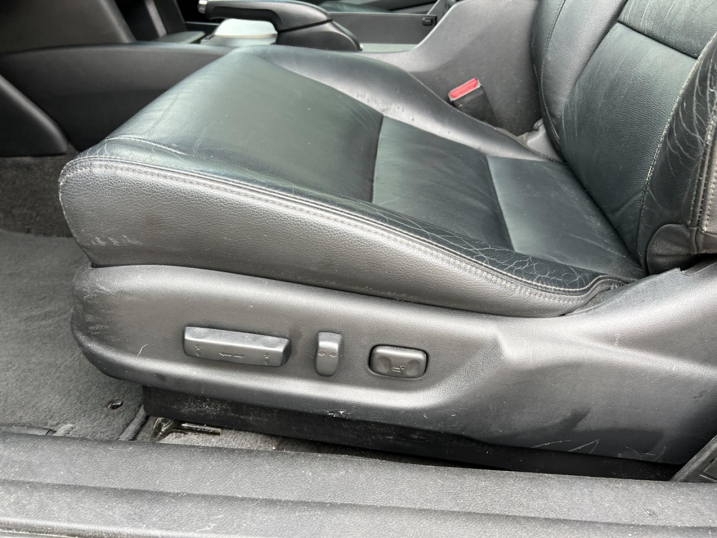 2012 BLACK /Black Leather HONDA ACCORD EXL (1HGCS1B88CA) with an 2.4L 4 Cyl. engine, Automatic transmission, located at 2990 Old Orchard Rd., Jackson, MO, 63755, 37.354214, -89.612106 - 2012 Honda Accord EX-L 121xxx miles Front Wheel Drive 2.4L 4 Cyl. Automatic Leather Power Driver Seat Heated Seats Sunroof Cruise Power Windows/Locks/Mirrors We have financing available and we accept trades! Fill out a credit application on our website or come by today! If you have any q - Photo#4