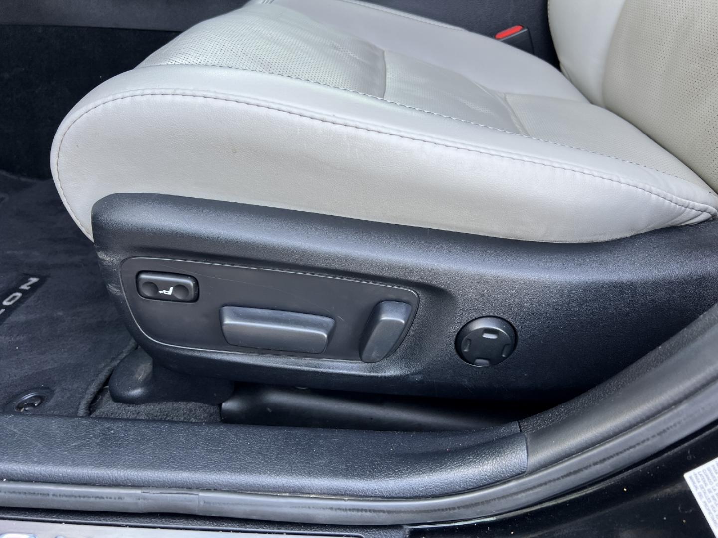 2017 BLACK /Gray Leather TOYOTA AVALON XLE (4T1BK1EB6HU) with an 3.5L V6 engine, Automatic transmission, located at 2990 Old Orchard Rd., Jackson, MO, 63755, 37.354214, -89.612106 - 2017 Toyota Avalon XLE 1-Owner 127xxx miles Front Wheel Drive 3.5L V6 Automatic Leather Navigation Power/Heated/Cooled Seats Heated Rear Seats Backup Camera Sunroof Bluetooth Cruise Power Windows/Locks/Mirrors We have financing available and we accept trades! Fill out a credit applica - Photo#6