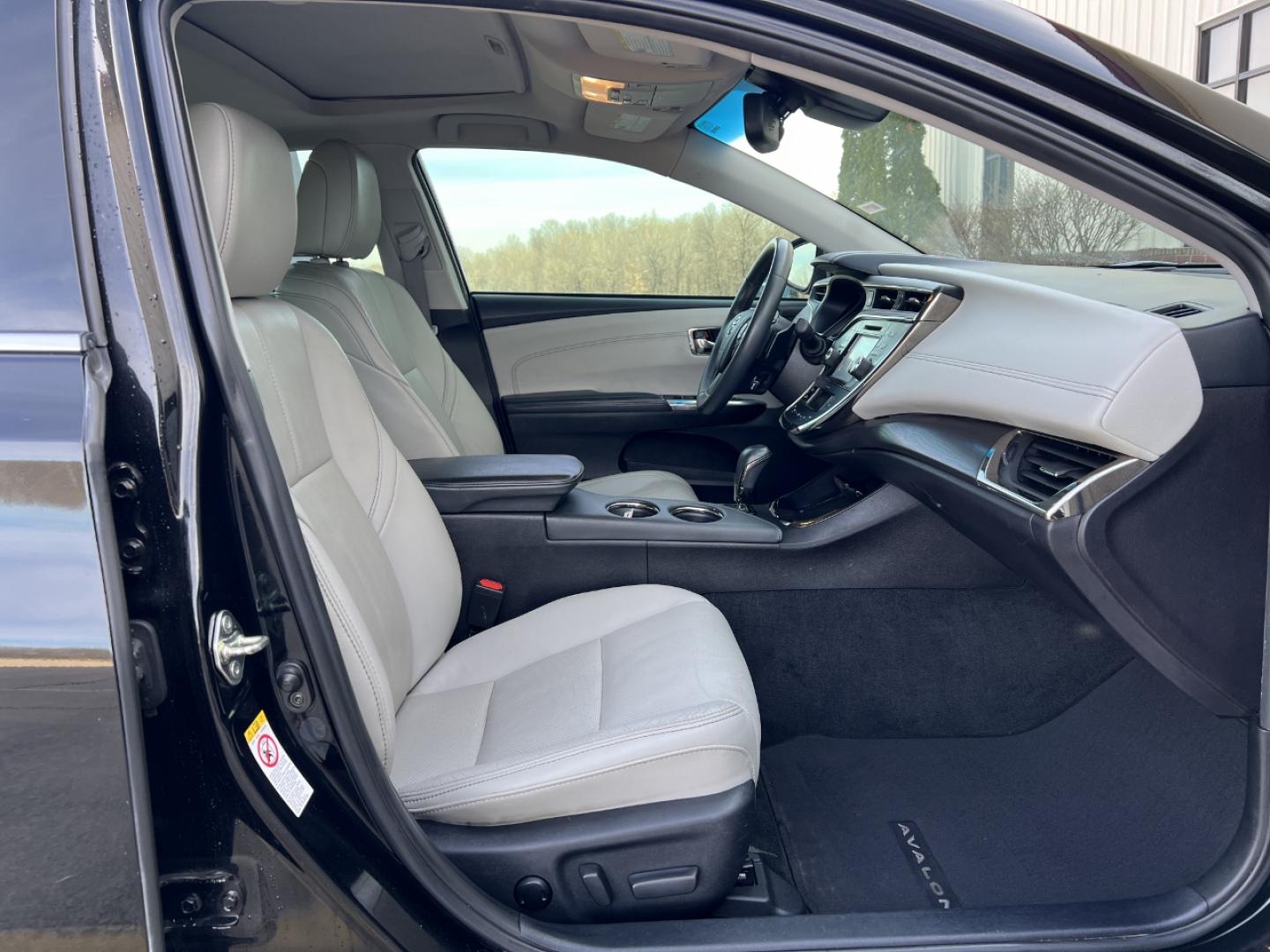 2017 BLACK /Gray Leather TOYOTA AVALON XLE (4T1BK1EB6HU) with an 3.5L V6 engine, Automatic transmission, located at 2990 Old Orchard Rd., Jackson, MO, 63755, 37.354214, -89.612106 - 2017 Toyota Avalon XLE 1-Owner 127xxx miles Front Wheel Drive 3.5L V6 Automatic Leather Navigation Power/Heated/Cooled Seats Heated Rear Seats Backup Camera Sunroof Bluetooth Cruise Power Windows/Locks/Mirrors We have financing available and we accept trades! Fill out a credit applica - Photo#18