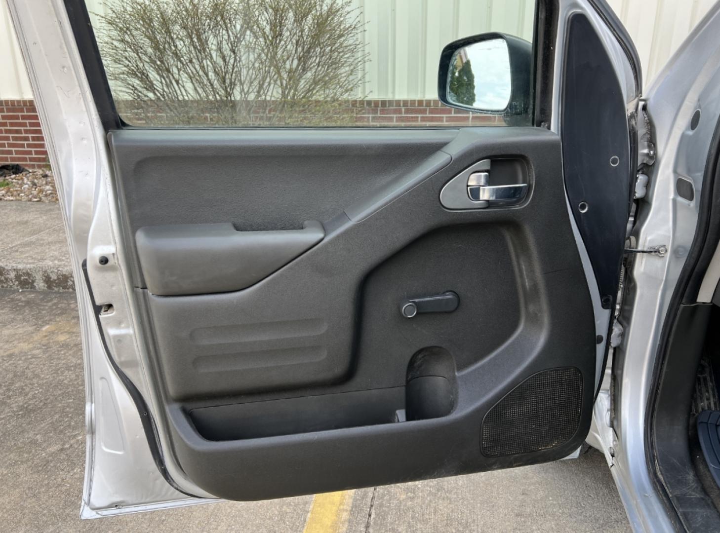 2015 SILVER /Black Cloth NISSAN FRONTIER S (1N6BD0CT5FN) with an 2.5L 4 Cyl. engine, Automatic transmission, located at 2990 Old Orchard Rd., Jackson, MO, 63755, 37.354214, -89.612106 - 2015 Nissan Frontier S 128xxx miles Rear Wheel Drive 2.5L 4 Cyl. Automatic Cruise We have financing available and we accept trades! Fill out a credit application on our website or come by today! If you have any questions, give us a call at (573) 204-7777 or visit our website at firstautocredi - Photo#9