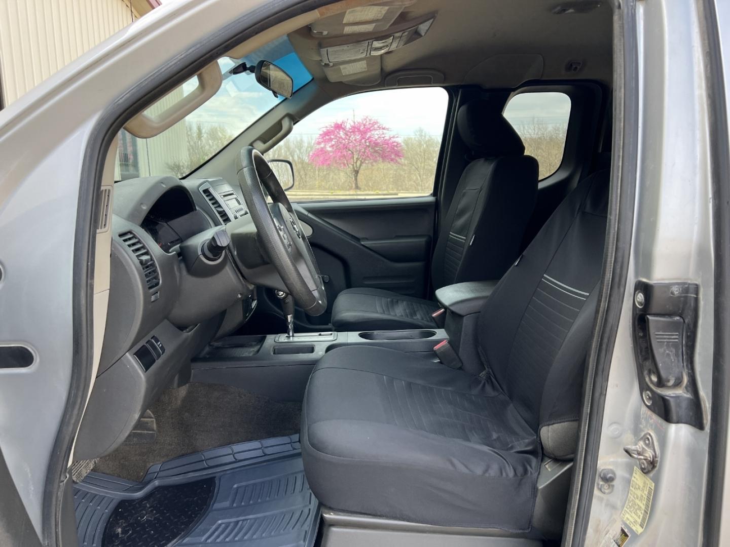 2015 SILVER /Black Cloth NISSAN FRONTIER S (1N6BD0CT5FN) with an 2.5L 4 Cyl. engine, Automatic transmission, located at 2990 Old Orchard Rd., Jackson, MO, 63755, 37.354214, -89.612106 - 2015 Nissan Frontier S 128xxx miles Rear Wheel Drive 2.5L 4 Cyl. Automatic Cruise We have financing available and we accept trades! Fill out a credit application on our website or come by today! If you have any questions, give us a call at (573) 204-7777 or visit our website at firstautocredi - Photo#10
