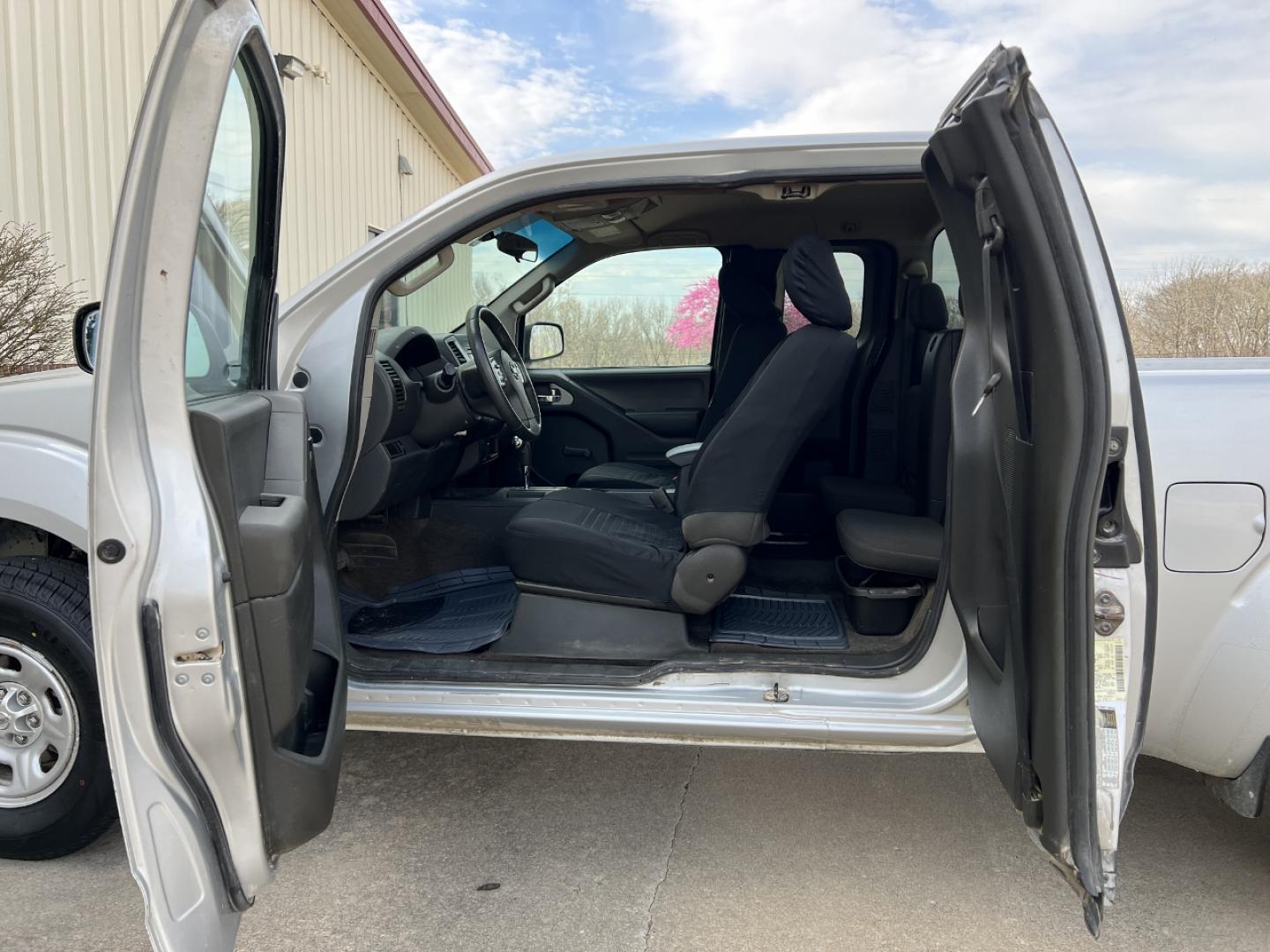 2015 SILVER /Black Cloth NISSAN FRONTIER S (1N6BD0CT5FN) with an 2.5L 4 Cyl. engine, Automatic transmission, located at 2990 Old Orchard Rd., Jackson, MO, 63755, 37.354214, -89.612106 - 2015 Nissan Frontier S 128xxx miles Rear Wheel Drive 2.5L 4 Cyl. Automatic Cruise We have financing available and we accept trades! Fill out a credit application on our website or come by today! If you have any questions, give us a call at (573) 204-7777 or visit our website at firstautocredi - Photo#14
