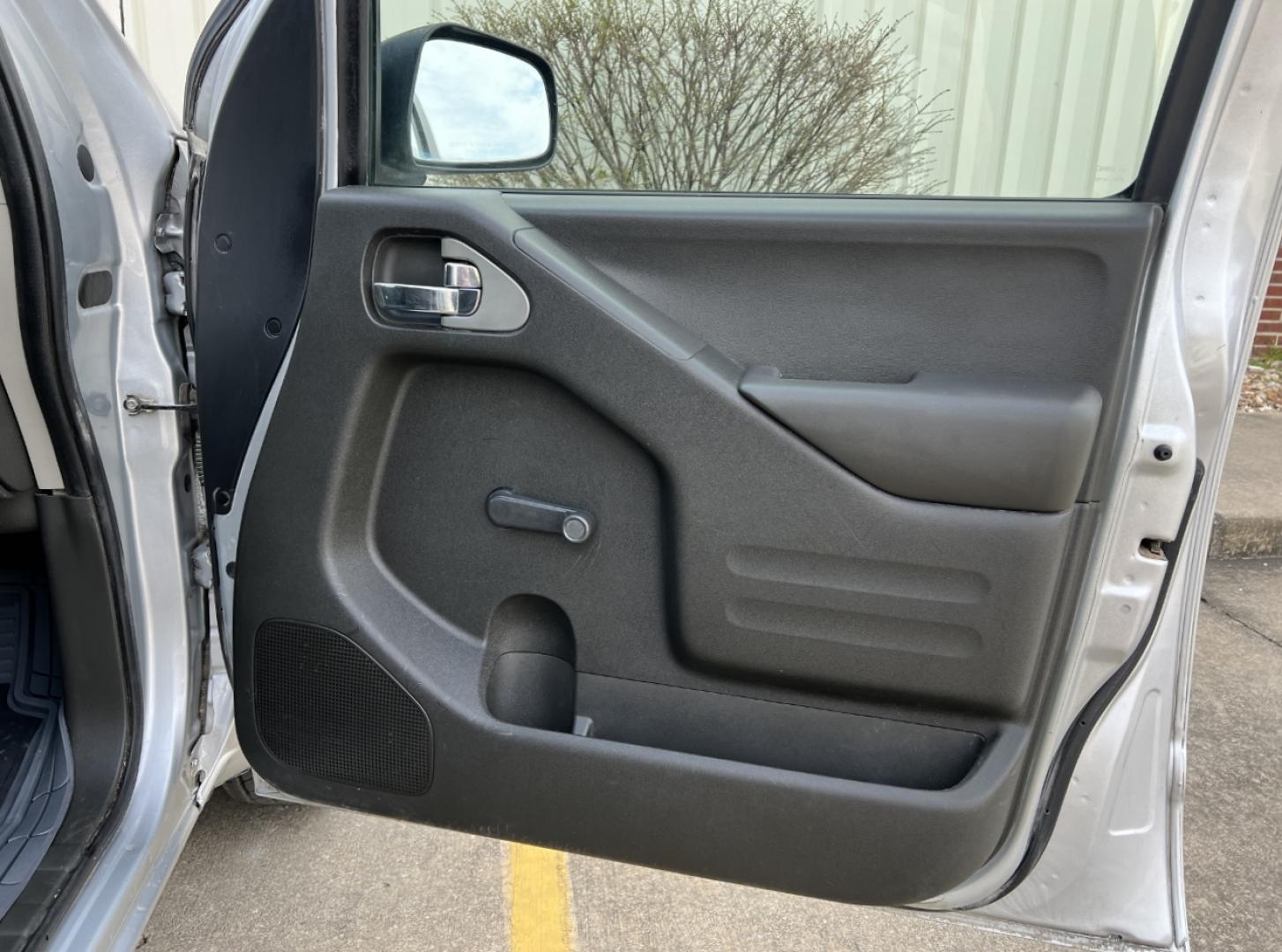 2015 SILVER /Black Cloth NISSAN FRONTIER S (1N6BD0CT5FN) with an 2.5L 4 Cyl. engine, Automatic transmission, located at 2990 Old Orchard Rd., Jackson, MO, 63755, 37.354214, -89.612106 - 2015 Nissan Frontier S 128xxx miles Rear Wheel Drive 2.5L 4 Cyl. Automatic Cruise We have financing available and we accept trades! Fill out a credit application on our website or come by today! If you have any questions, give us a call at (573) 204-7777 or visit our website at firstautocredi - Photo#11