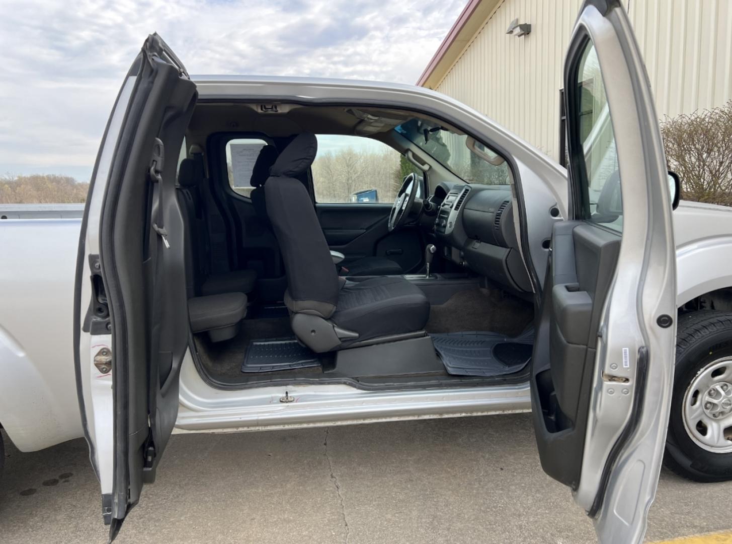 2015 SILVER /Black Cloth NISSAN FRONTIER S (1N6BD0CT5FN) with an 2.5L 4 Cyl. engine, Automatic transmission, located at 2990 Old Orchard Rd., Jackson, MO, 63755, 37.354214, -89.612106 - 2015 Nissan Frontier S 128xxx miles Rear Wheel Drive 2.5L 4 Cyl. Automatic Cruise We have financing available and we accept trades! Fill out a credit application on our website or come by today! If you have any questions, give us a call at (573) 204-7777 or visit our website at firstautocredi - Photo#16