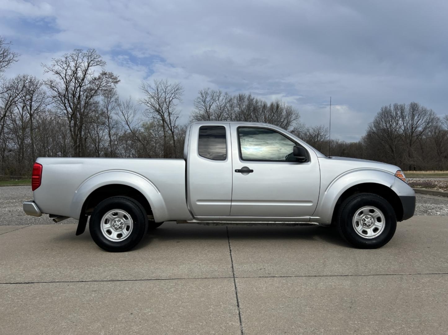 2015 SILVER /Black Cloth NISSAN FRONTIER S (1N6BD0CT5FN) with an 2.5L 4 Cyl. engine, Automatic transmission, located at 2990 Old Orchard Rd., Jackson, MO, 63755, 37.354214, -89.612106 - 2015 Nissan Frontier S 128xxx miles Rear Wheel Drive 2.5L 4 Cyl. Automatic Cruise We have financing available and we accept trades! Fill out a credit application on our website or come by today! If you have any questions, give us a call at (573) 204-7777 or visit our website at firstautocredi - Photo#4