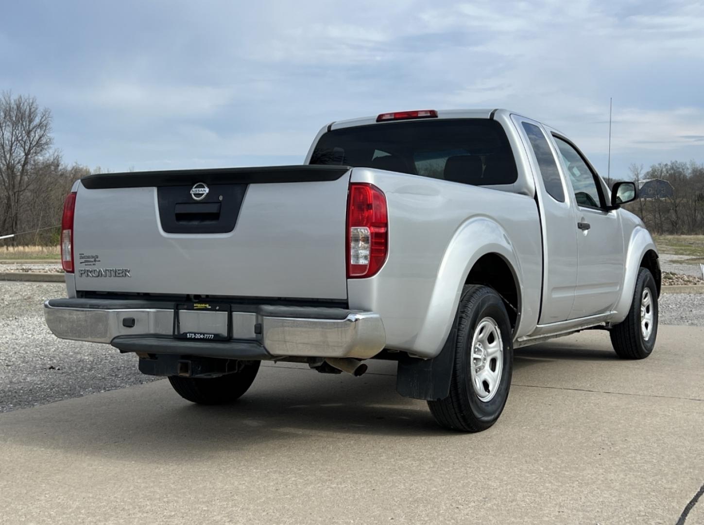 2015 SILVER /Black Cloth NISSAN FRONTIER S (1N6BD0CT5FN) with an 2.5L 4 Cyl. engine, Automatic transmission, located at 2990 Old Orchard Rd., Jackson, MO, 63755, 37.354214, -89.612106 - 2015 Nissan Frontier S 128xxx miles Rear Wheel Drive 2.5L 4 Cyl. Automatic Cruise We have financing available and we accept trades! Fill out a credit application on our website or come by today! If you have any questions, give us a call at (573) 204-7777 or visit our website at firstautocredi - Photo#5