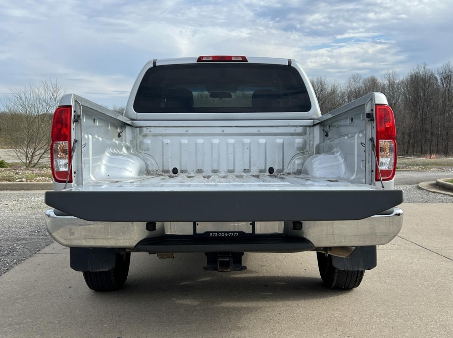 2015 SILVER /Black Cloth NISSAN FRONTIER S (1N6BD0CT5FN) with an 2.5L 4 Cyl. engine, Automatic transmission, located at 2990 Old Orchard Rd., Jackson, MO, 63755, 37.354214, -89.612106 - 2015 Nissan Frontier S 128xxx miles Rear Wheel Drive 2.5L 4 Cyl. Automatic Cruise We have financing available and we accept trades! Fill out a credit application on our website or come by today! If you have any questions, give us a call at (573) 204-7777 or visit our website at firstautocredi - Photo#17