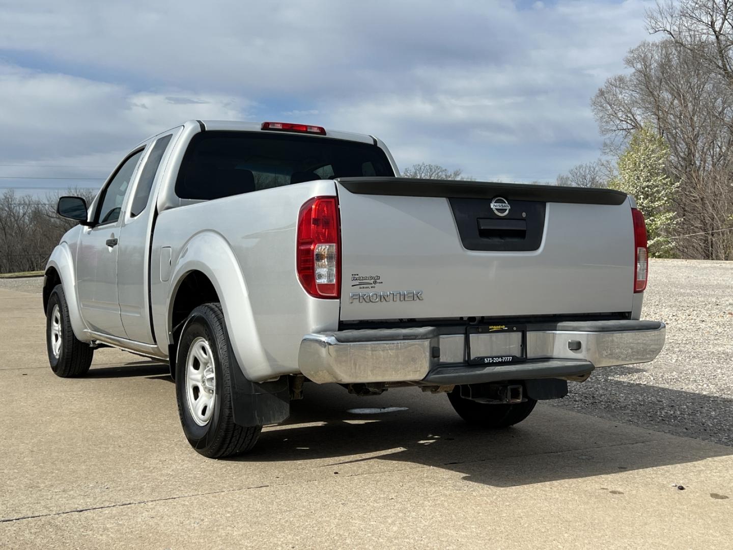 2015 SILVER /Black Cloth NISSAN FRONTIER S (1N6BD0CT5FN) with an 2.5L 4 Cyl. engine, Automatic transmission, located at 2990 Old Orchard Rd., Jackson, MO, 63755, 37.354214, -89.612106 - 2015 Nissan Frontier S 128xxx miles Rear Wheel Drive 2.5L 4 Cyl. Automatic Cruise We have financing available and we accept trades! Fill out a credit application on our website or come by today! If you have any questions, give us a call at (573) 204-7777 or visit our website at firstautocredi - Photo#6