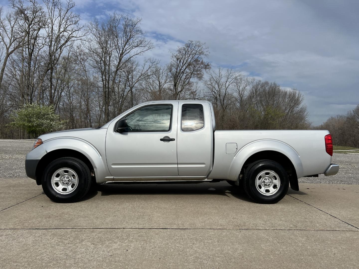 2015 SILVER /Black Cloth NISSAN FRONTIER S (1N6BD0CT5FN) with an 2.5L 4 Cyl. engine, Automatic transmission, located at 2990 Old Orchard Rd., Jackson, MO, 63755, 37.354214, -89.612106 - 2015 Nissan Frontier S 128xxx miles Rear Wheel Drive 2.5L 4 Cyl. Automatic Cruise We have financing available and we accept trades! Fill out a credit application on our website or come by today! If you have any questions, give us a call at (573) 204-7777 or visit our website at firstautocredi - Photo#3