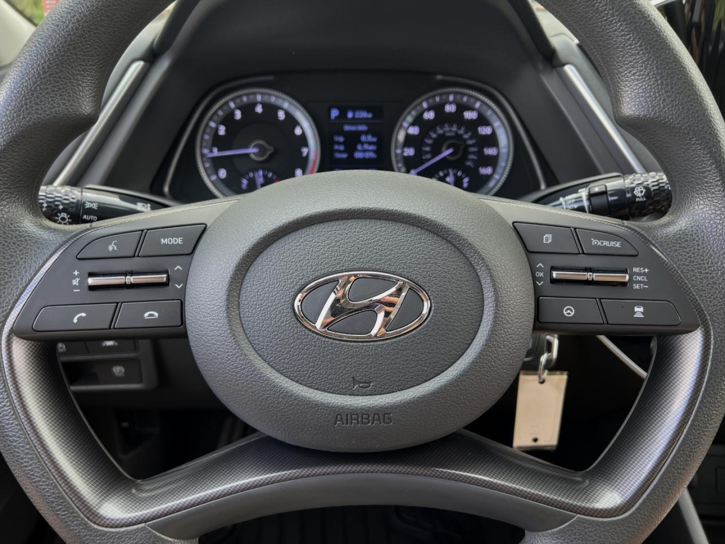 2020 WHITE /Gray HYUNDAI SONATA SE (5NPEG4JA1LH) with an 2.5L 4 Cyl. engine, Automatic transmission, located at 506 S. Kingshighway, Cape Girardeau, MO, 63703, (573) 235-5000, 37.294994, -89.556206 - 2020 Hyundai Sonata SE 95xxx miles Front Wheel Drive 2.5L 4 Cyl. Automatic Backup Camera Bluetooth Cruise Power Windows/Locks/Mirrors We have financing available and we accept trades! Fill out a credit application on our website or come by today! If you have any questions, give us a call a - Photo#19