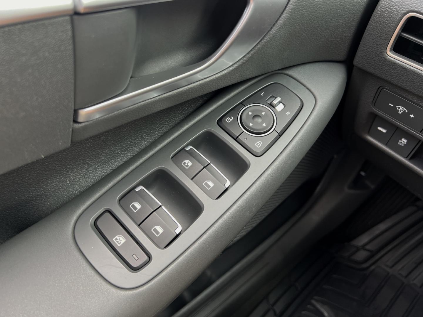 2020 WHITE /Gray HYUNDAI SONATA SE (5NPEG4JA1LH) with an 2.5L 4 Cyl. engine, Automatic transmission, located at 506 S. Kingshighway, Cape Girardeau, MO, 63703, (573) 235-5000, 37.294994, -89.556206 - 2020 Hyundai Sonata SE 95xxx miles Front Wheel Drive 2.5L 4 Cyl. Automatic Backup Camera Bluetooth Cruise Power Windows/Locks/Mirrors We have financing available and we accept trades! Fill out a credit application on our website or come by today! If you have any questions, give us a call a - Photo#26