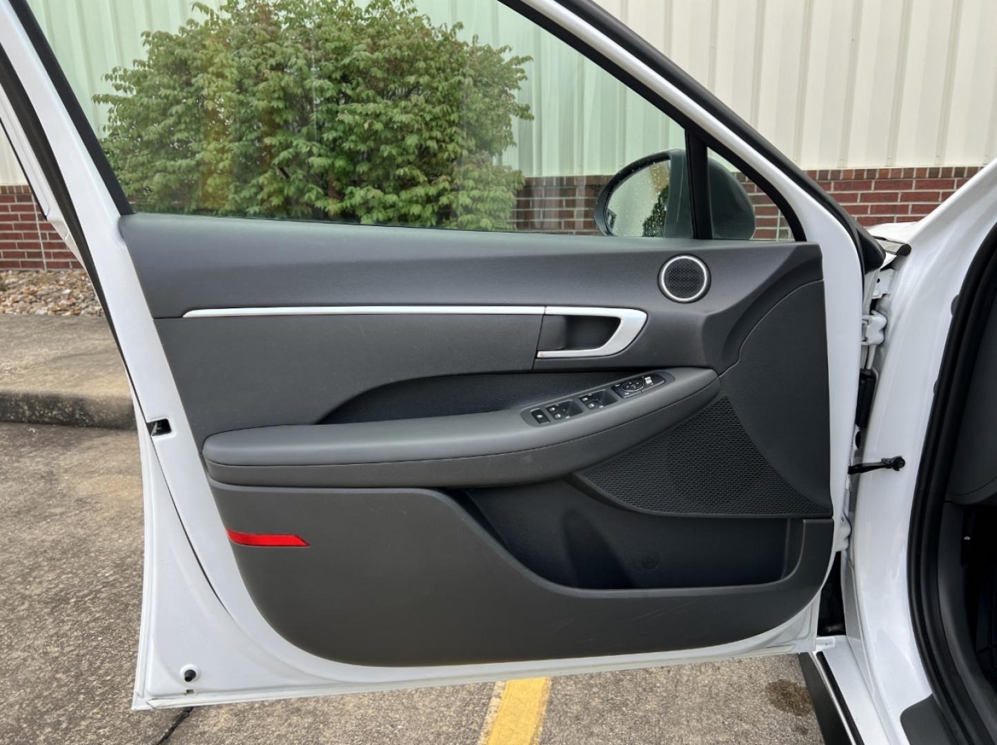 2020 WHITE /Gray HYUNDAI SONATA SE (5NPEG4JA1LH) with an 2.5L 4 Cyl. engine, Automatic transmission, located at 506 S. Kingshighway, Cape Girardeau, MO, 63703, (573) 235-5000, 37.294994, -89.556206 - 2020 Hyundai Sonata SE 95xxx miles Front Wheel Drive 2.5L 4 Cyl. Automatic Backup Camera Bluetooth Cruise Power Windows/Locks/Mirrors We have financing available and we accept trades! Fill out a credit application on our website or come by today! If you have any questions, give us a call a - Photo#10