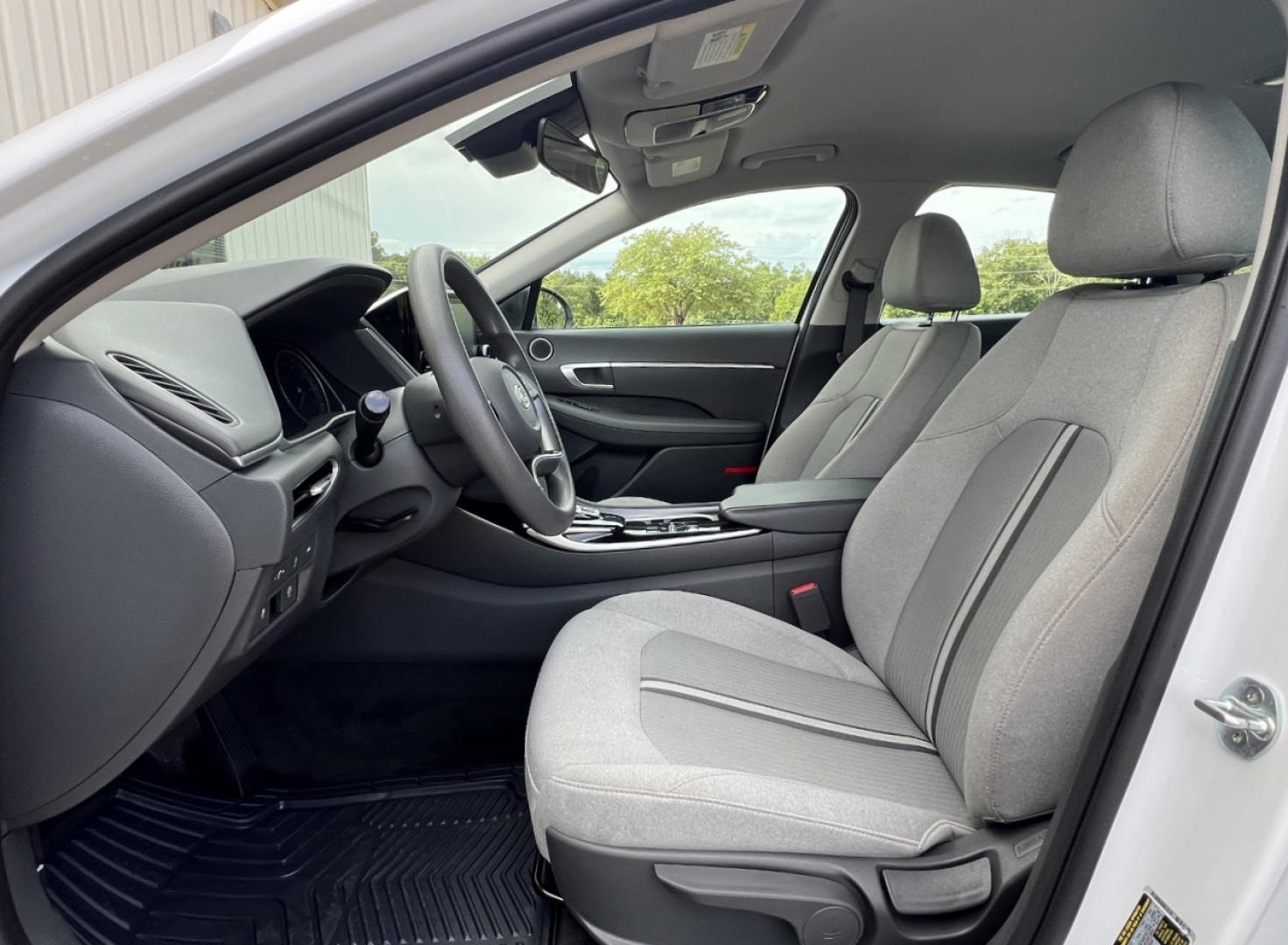 2020 WHITE /Gray HYUNDAI SONATA SE (5NPEG4JA1LH) with an 2.5L 4 Cyl. engine, Automatic transmission, located at 506 S. Kingshighway, Cape Girardeau, MO, 63703, (573) 235-5000, 37.294994, -89.556206 - 2020 Hyundai Sonata SE 95xxx miles Front Wheel Drive 2.5L 4 Cyl. Automatic Backup Camera Bluetooth Cruise Power Windows/Locks/Mirrors We have financing available and we accept trades! Fill out a credit application on our website or come by today! If you have any questions, give us a call a - Photo#11