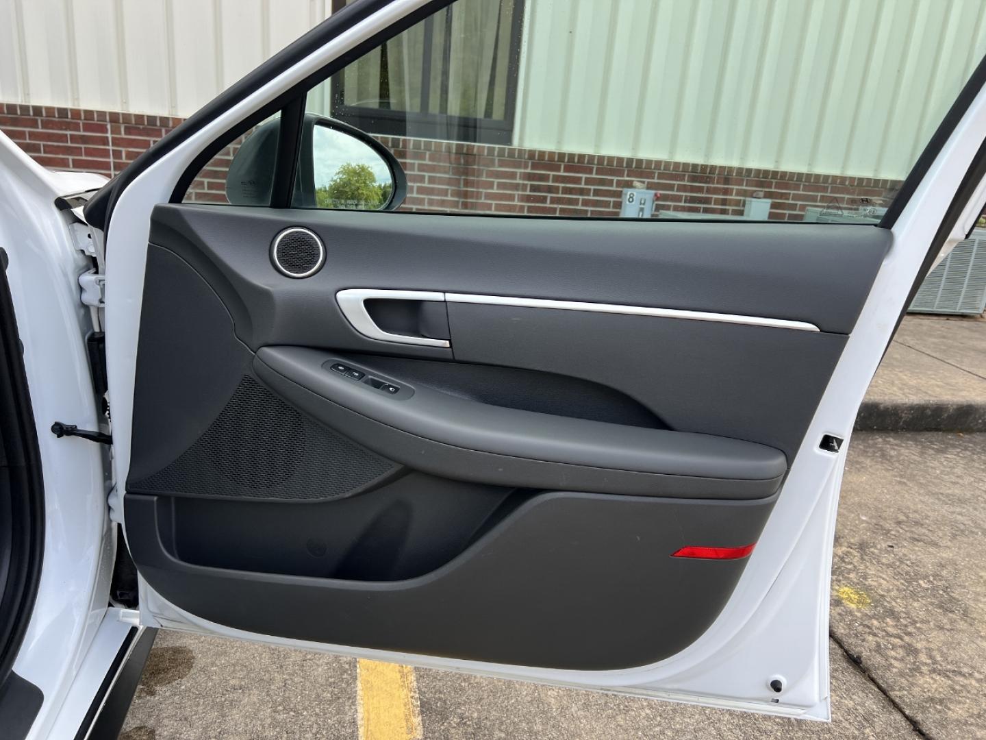 2020 WHITE /Gray HYUNDAI SONATA SE (5NPEG4JA1LH) with an 2.5L 4 Cyl. engine, Automatic transmission, located at 506 S. Kingshighway, Cape Girardeau, MO, 63703, (573) 235-5000, 37.294994, -89.556206 - 2020 Hyundai Sonata SE 95xxx miles Front Wheel Drive 2.5L 4 Cyl. Automatic Backup Camera Bluetooth Cruise Power Windows/Locks/Mirrors We have financing available and we accept trades! Fill out a credit application on our website or come by today! If you have any questions, give us a call a - Photo#12