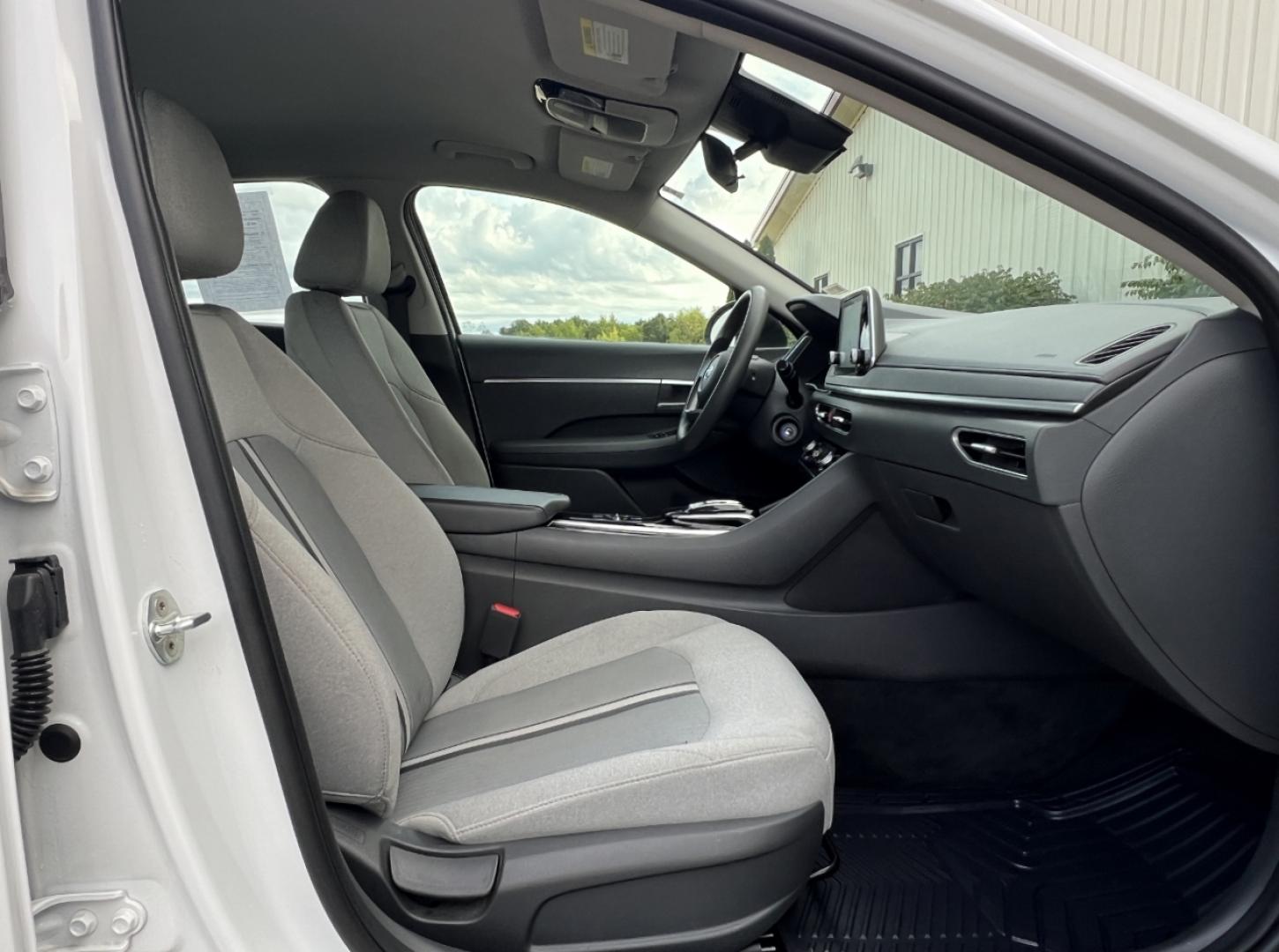 2020 WHITE /Gray HYUNDAI SONATA SE (5NPEG4JA1LH) with an 2.5L 4 Cyl. engine, Automatic transmission, located at 506 S. Kingshighway, Cape Girardeau, MO, 63703, (573) 235-5000, 37.294994, -89.556206 - 2020 Hyundai Sonata SE 95xxx miles Front Wheel Drive 2.5L 4 Cyl. Automatic Backup Camera Bluetooth Cruise Power Windows/Locks/Mirrors We have financing available and we accept trades! Fill out a credit application on our website or come by today! If you have any questions, give us a call a - Photo#13
