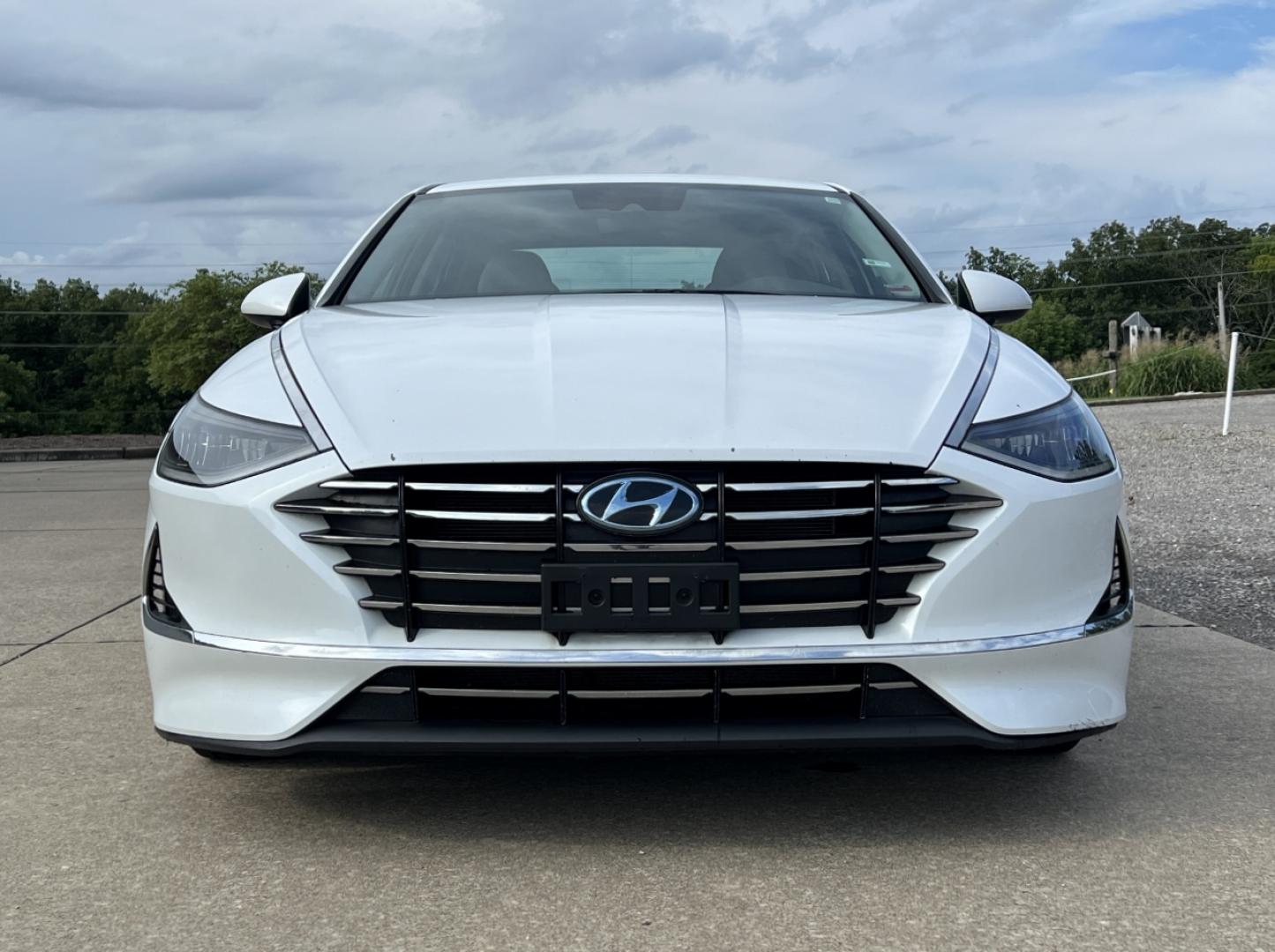 2020 WHITE /Gray HYUNDAI SONATA SE (5NPEG4JA1LH) with an 2.5L 4 Cyl. engine, Automatic transmission, located at 506 S. Kingshighway, Cape Girardeau, MO, 63703, (573) 235-5000, 37.294994, -89.556206 - 2020 Hyundai Sonata SE 95xxx miles Front Wheel Drive 2.5L 4 Cyl. Automatic Backup Camera Bluetooth Cruise Power Windows/Locks/Mirrors We have financing available and we accept trades! Fill out a credit application on our website or come by today! If you have any questions, give us a call a - Photo#9