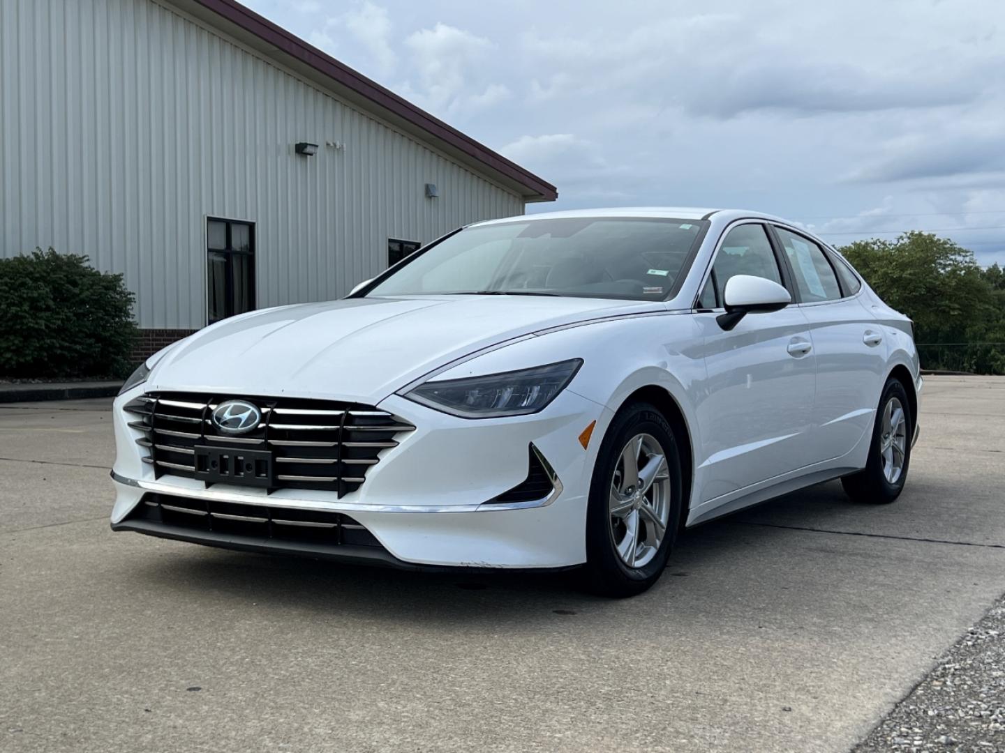 2020 WHITE /Gray HYUNDAI SONATA SE (5NPEG4JA1LH) with an 2.5L 4 Cyl. engine, Automatic transmission, located at 506 S. Kingshighway, Cape Girardeau, MO, 63703, (573) 235-5000, 37.294994, -89.556206 - 2020 Hyundai Sonata SE 95xxx miles Front Wheel Drive 2.5L 4 Cyl. Automatic Backup Camera Bluetooth Cruise Power Windows/Locks/Mirrors We have financing available and we accept trades! Fill out a credit application on our website or come by today! If you have any questions, give us a call a - Photo#3