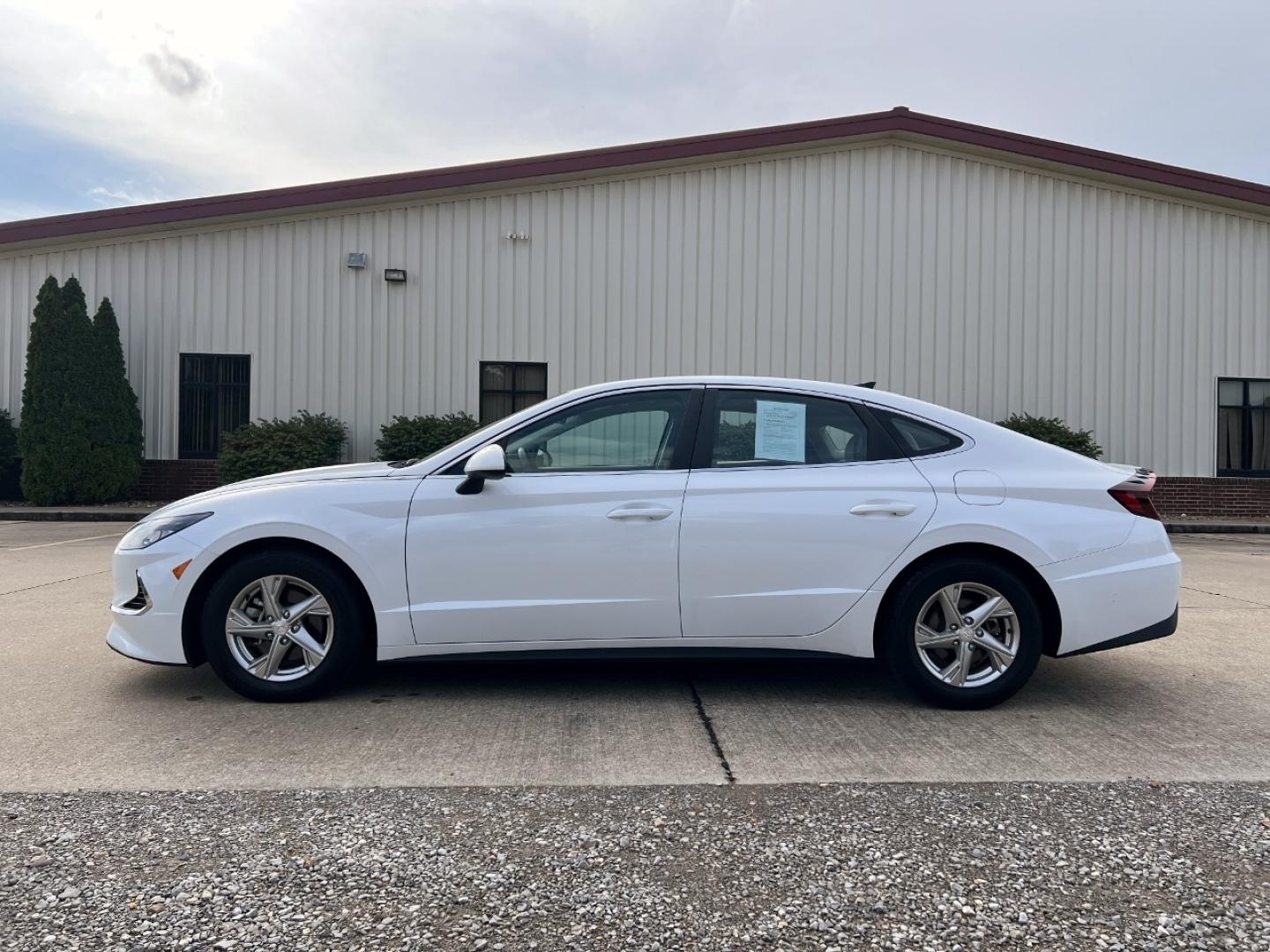 2020 WHITE /Gray HYUNDAI SONATA SE (5NPEG4JA1LH) with an 2.5L 4 Cyl. engine, Automatic transmission, located at 506 S. Kingshighway, Cape Girardeau, MO, 63703, (573) 235-5000, 37.294994, -89.556206 - 2020 Hyundai Sonata SE 95xxx miles Front Wheel Drive 2.5L 4 Cyl. Automatic Backup Camera Bluetooth Cruise Power Windows/Locks/Mirrors We have financing available and we accept trades! Fill out a credit application on our website or come by today! If you have any questions, give us a call a - Photo#4