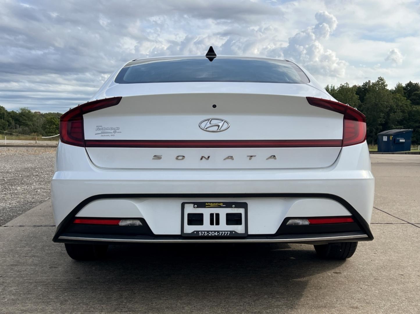 2020 WHITE /Gray HYUNDAI SONATA SE (5NPEG4JA1LH) with an 2.5L 4 Cyl. engine, Automatic transmission, located at 506 S. Kingshighway, Cape Girardeau, MO, 63703, (573) 235-5000, 37.294994, -89.556206 - 2020 Hyundai Sonata SE 95xxx miles Front Wheel Drive 2.5L 4 Cyl. Automatic Backup Camera Bluetooth Cruise Power Windows/Locks/Mirrors We have financing available and we accept trades! Fill out a credit application on our website or come by today! If you have any questions, give us a call a - Photo#8