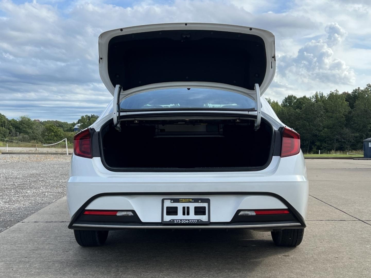 2020 WHITE /Gray HYUNDAI SONATA SE (5NPEG4JA1LH) with an 2.5L 4 Cyl. engine, Automatic transmission, located at 506 S. Kingshighway, Cape Girardeau, MO, 63703, (573) 235-5000, 37.294994, -89.556206 - 2020 Hyundai Sonata SE 95xxx miles Front Wheel Drive 2.5L 4 Cyl. Automatic Backup Camera Bluetooth Cruise Power Windows/Locks/Mirrors We have financing available and we accept trades! Fill out a credit application on our website or come by today! If you have any questions, give us a call a - Photo#16