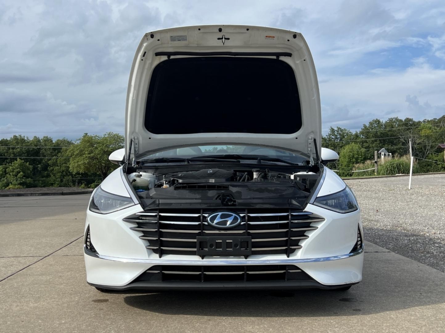 2020 WHITE /Gray HYUNDAI SONATA SE (5NPEG4JA1LH) with an 2.5L 4 Cyl. engine, Automatic transmission, located at 506 S. Kingshighway, Cape Girardeau, MO, 63703, (573) 235-5000, 37.294994, -89.556206 - 2020 Hyundai Sonata SE 95xxx miles Front Wheel Drive 2.5L 4 Cyl. Automatic Backup Camera Bluetooth Cruise Power Windows/Locks/Mirrors We have financing available and we accept trades! Fill out a credit application on our website or come by today! If you have any questions, give us a call a - Photo#28