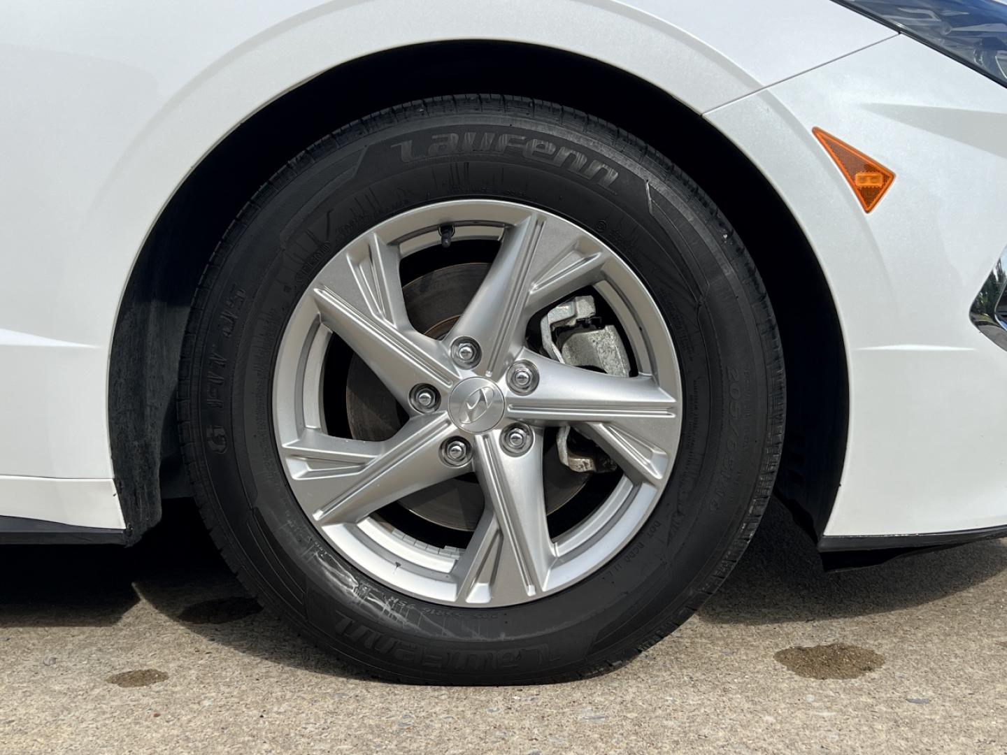 2020 WHITE /Gray HYUNDAI SONATA SE (5NPEG4JA1LH) with an 2.5L 4 Cyl. engine, Automatic transmission, located at 506 S. Kingshighway, Cape Girardeau, MO, 63703, (573) 235-5000, 37.294994, -89.556206 - 2020 Hyundai Sonata SE 95xxx miles Front Wheel Drive 2.5L 4 Cyl. Automatic Backup Camera Bluetooth Cruise Power Windows/Locks/Mirrors We have financing available and we accept trades! Fill out a credit application on our website or come by today! If you have any questions, give us a call a - Photo#34