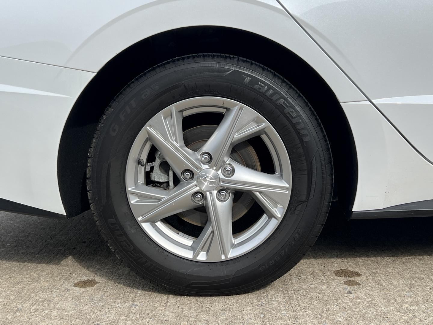 2020 WHITE /Gray HYUNDAI SONATA SE (5NPEG4JA1LH) with an 2.5L 4 Cyl. engine, Automatic transmission, located at 506 S. Kingshighway, Cape Girardeau, MO, 63703, (573) 235-5000, 37.294994, -89.556206 - 2020 Hyundai Sonata SE 95xxx miles Front Wheel Drive 2.5L 4 Cyl. Automatic Backup Camera Bluetooth Cruise Power Windows/Locks/Mirrors We have financing available and we accept trades! Fill out a credit application on our website or come by today! If you have any questions, give us a call a - Photo#33