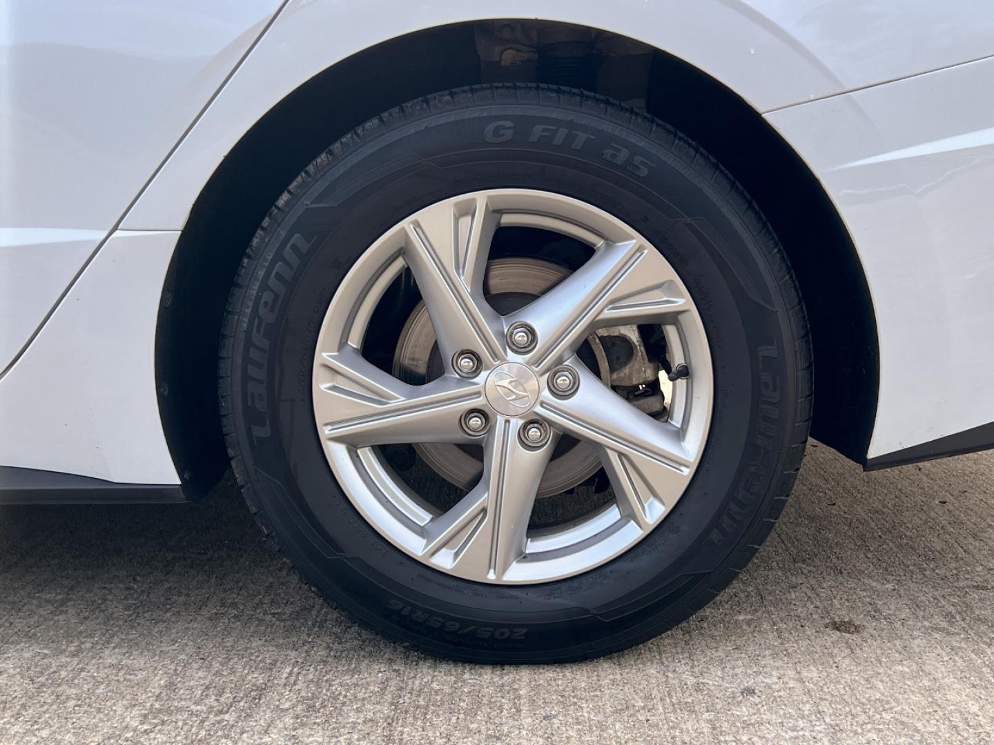 2020 WHITE /Gray HYUNDAI SONATA SE (5NPEG4JA1LH) with an 2.5L 4 Cyl. engine, Automatic transmission, located at 506 S. Kingshighway, Cape Girardeau, MO, 63703, (573) 235-5000, 37.294994, -89.556206 - 2020 Hyundai Sonata SE 95xxx miles Front Wheel Drive 2.5L 4 Cyl. Automatic Backup Camera Bluetooth Cruise Power Windows/Locks/Mirrors We have financing available and we accept trades! Fill out a credit application on our website or come by today! If you have any questions, give us a call a - Photo#32
