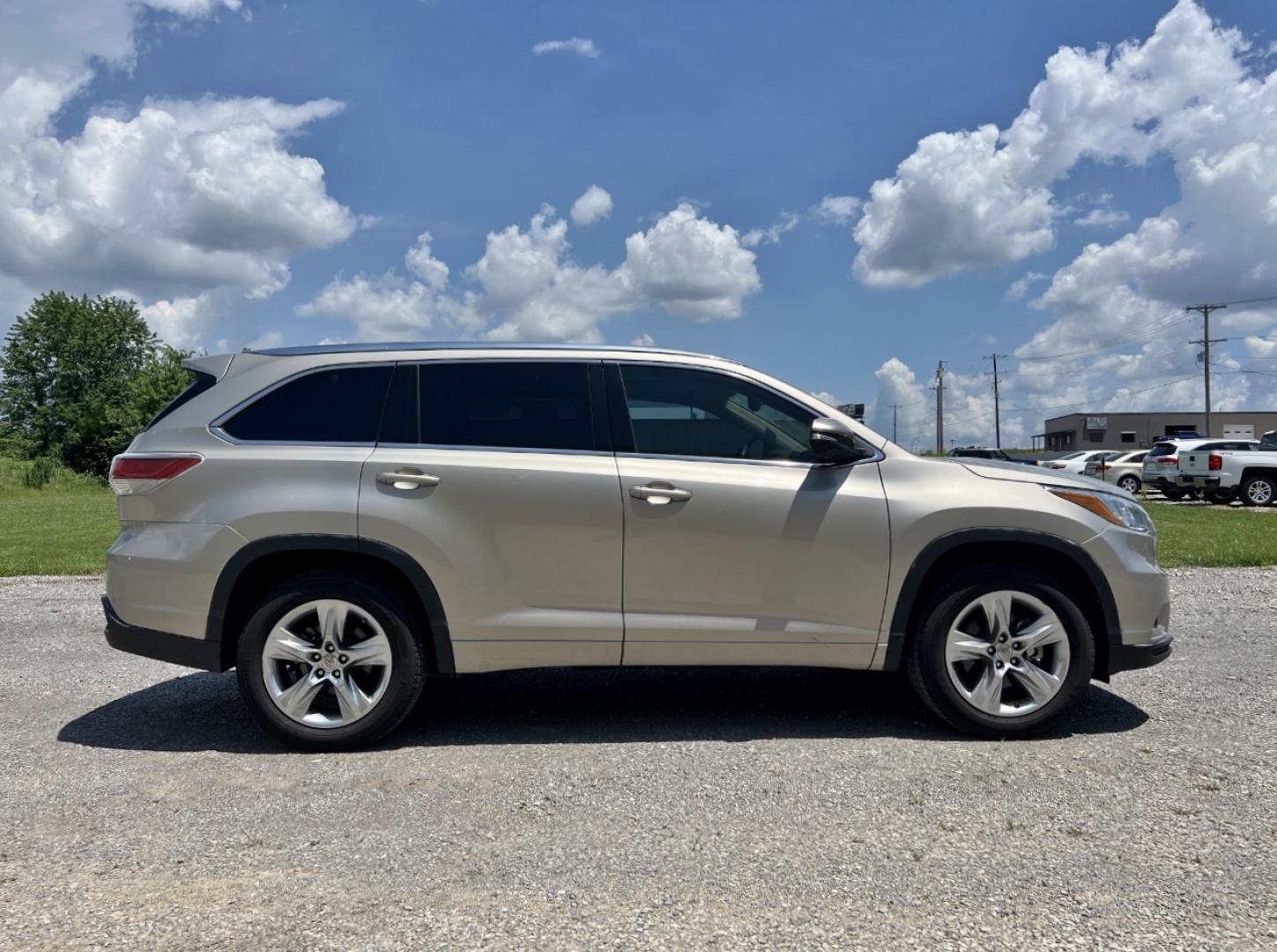 2014 GOLD /Tan Leather TOYOTA HIGHLANDER LIMITED (5TDYKRFH5ES) with an 3.5L V6 engine, Automatic transmission, located at 2990 Old Orchard Rd., Jackson, MO, 63755, 37.354214, -89.612106 - We have financing available and we accept trades! Fill out a credit application on our website or come by today! If you have any questions, give us a call at (573) 204-7777 or visit our website at firstautocredit.com. - Photo#10