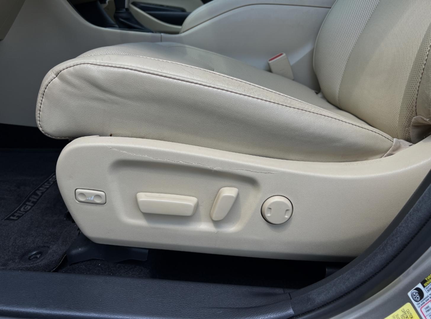 2014 GOLD /Tan Leather TOYOTA HIGHLANDER LIMITED (5TDYKRFH5ES) with an 3.5L V6 engine, Automatic transmission, located at 2990 Old Orchard Rd., Jackson, MO, 63755, 37.354214, -89.612106 - 2014 Toyota Highlander Limited 1-Owner Only 25xxx miles Front Wheel Drive 3.5L V6 Automatic Leather 3rd Row Navigation Power/Heated/Cooled Seats Backup Camera Sunroof Bluetooth Cruise Power Windows/Locks/Mirrors We have financing available and we accept trades! Fill out a credit appl - Photo#6