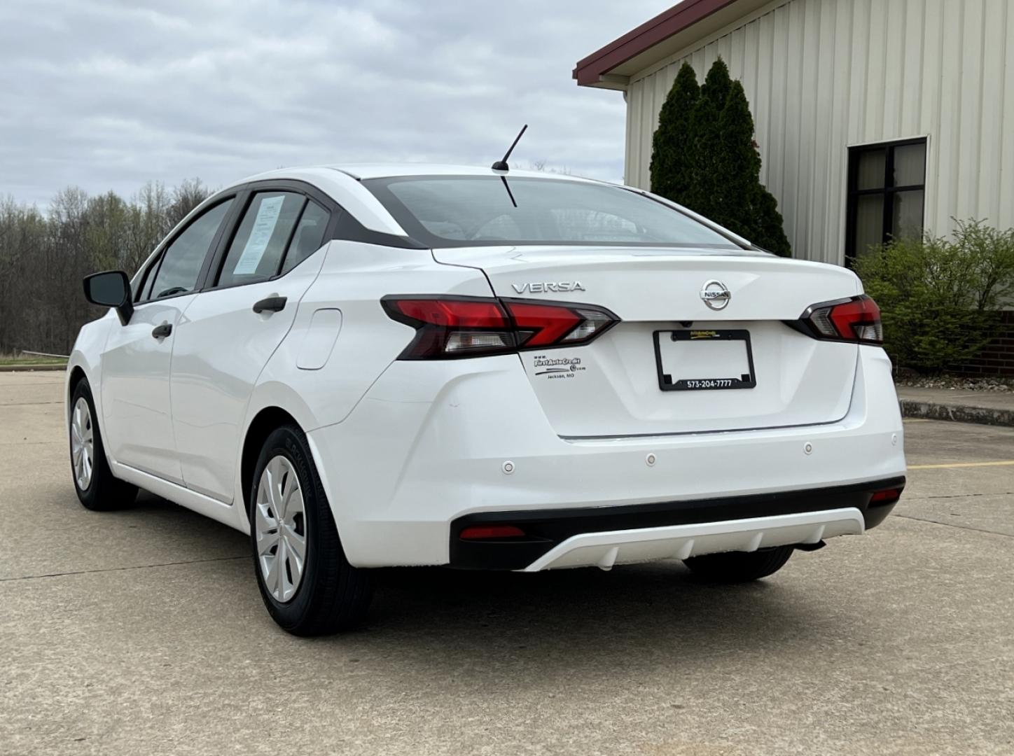 2021 WHITE /Black Cloth NISSAN VERSA S (3N1CN8DV6ML) with an 1.6L 4 Cyl. engine, Continuously Variable transmission, located at 506 S. Kingshighway, Cape Girardeau, MO, 63703, 37.294994, -89.556206 - 2021 Nissan Versa S 1-Owner 82xxx miles Front Wheel Drive 1.6L 4 Cyl. Automatic Backup Camera Bluetooth Cruise Power Windows/Locks/Mirrors We have financing available and we accept trades! Fill out a credit application on our website or come by today! If you have any questions, give us a - Photo#7