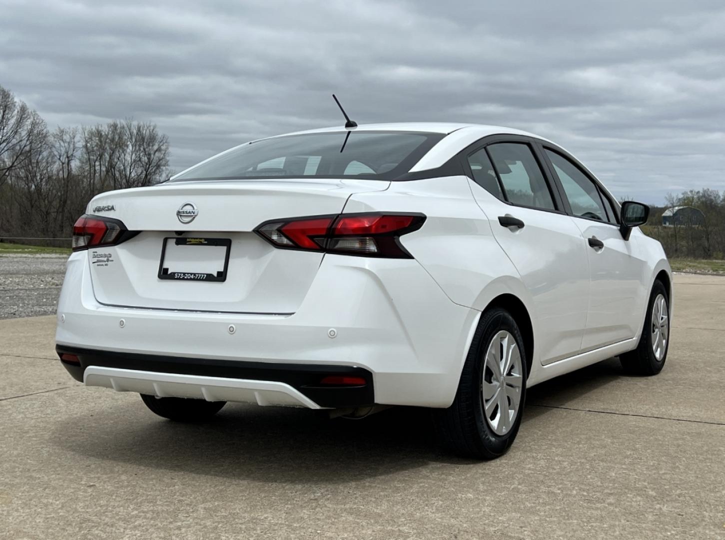 2021 WHITE /Black Cloth NISSAN VERSA S (3N1CN8DV6ML) with an 1.6L 4 Cyl. engine, Continuously Variable transmission, located at 506 S. Kingshighway, Cape Girardeau, MO, 63703, 37.294994, -89.556206 - 2021 Nissan Versa S 1-Owner 82xxx miles Front Wheel Drive 1.6L 4 Cyl. Automatic Backup Camera Bluetooth Cruise Power Windows/Locks/Mirrors We have financing available and we accept trades! Fill out a credit application on our website or come by today! If you have any questions, give us a - Photo#6