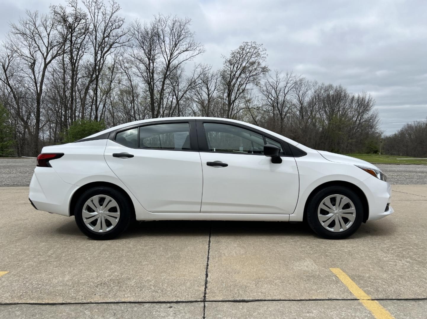 2021 WHITE /Black Cloth NISSAN VERSA S (3N1CN8DV6ML) with an 1.6L 4 Cyl. engine, Continuously Variable transmission, located at 506 S. Kingshighway, Cape Girardeau, MO, 63703, 37.294994, -89.556206 - 2021 Nissan Versa S 1-Owner 82xxx miles Front Wheel Drive 1.6L 4 Cyl. Automatic Backup Camera Bluetooth Cruise Power Windows/Locks/Mirrors We have financing available and we accept trades! Fill out a credit application on our website or come by today! If you have any questions, give us a - Photo#5