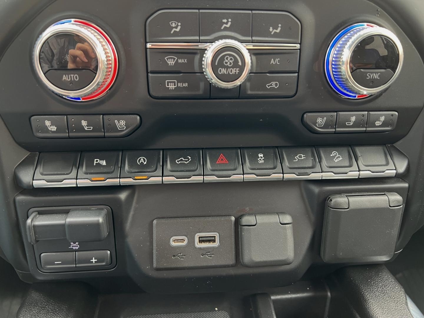 2020 WHITE /Black Leather GMC SIERRA 1500 AT4 (1GTP9EEDXLZ) with an 5.3L V8 engine, Automatic transmission, located at 2990 Old Orchard Rd., Jackson, MO, 63755, 37.354214, -89.612106 - We have financing available and we accept trades! Fill out a credit application on our website or come by today! If you have any questions, give us a call at (573) 204-7777 or visit our website at firstautocredit.com. - Photo#6