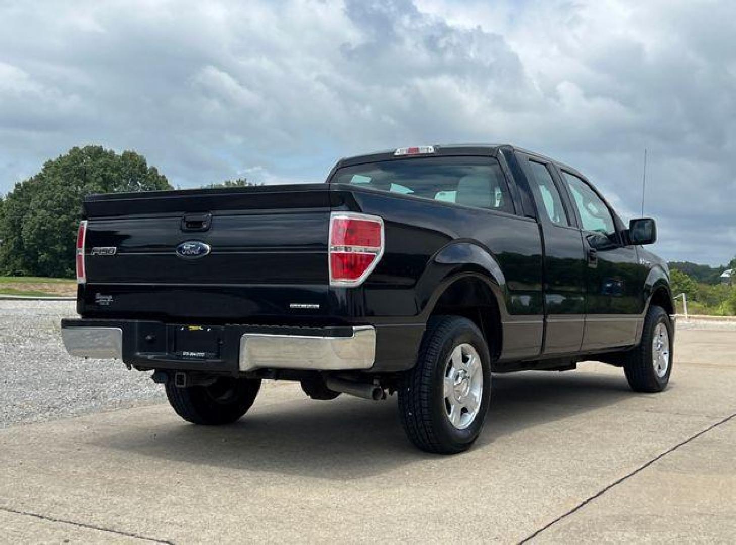 2013 BLACK /Gray Cloth FORD F150 XL (1FTEX1CM4DF) with an 3.7L V6 engine, Automatic transmission, located at 2990 Old Orchard Rd., Jackson, MO, 63755, 37.354214, -89.612106 - 2013 Ford F-150 XL 1-Owner 167xxx miles Rear Wheel Drive 3.7L V6 Automatic Bluetooth Cruise Power Windows/Locks/Mirrors We have financing available and we accept trades! Fill out a credit application on our website or come by today! If you have any questions, give us a call at (573) 204-77 - Photo#4