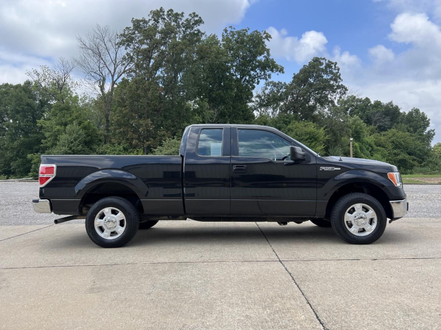 2013 BLACK /Gray Cloth FORD F150 XL (1FTEX1CM4DF) with an 3.7L V6 engine, Automatic transmission, located at 506 S. Kingshighway, Cape Girardeau, MO, 63703, (573) 235-5000, 37.294994, -89.556206 - 2013 Ford F-150 XL 1-Owner 167xxx miles Rear Wheel Drive 3.7L V6 Automatic Bluetooth Cruise Power Windows/Locks/Mirrors We have financing available and we accept trades! Fill out a credit application on our website or come by today! If you have any questions, give us a call at (573) 235-50 - Photo#4