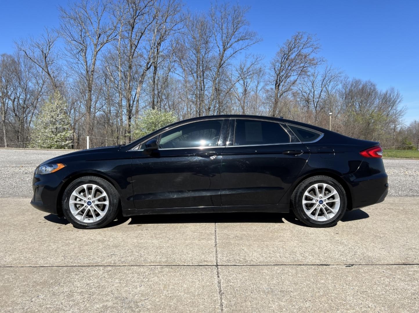 2020 BLACK /Black Cloth FORD FUSION SE (3FA6P0HD4LR) with an 1.5L 4 Cyl. engine, Automatic transmission, located at 2990 Old Orchard Rd., Jackson, MO, 63755, 37.354214, -89.612106 - 2020 Ford Fusion SE 114xxx miles Front Wheel Drive 1.5L 4 Cyl. Automatic New Tires Power Driver Seat Backup Camera Sunroof Bluetooth Cruise Power Windows/Locks/Mirrors We have financing available and we accept trades! Fill out a credit application on our website or come by today! If you - Photo#6